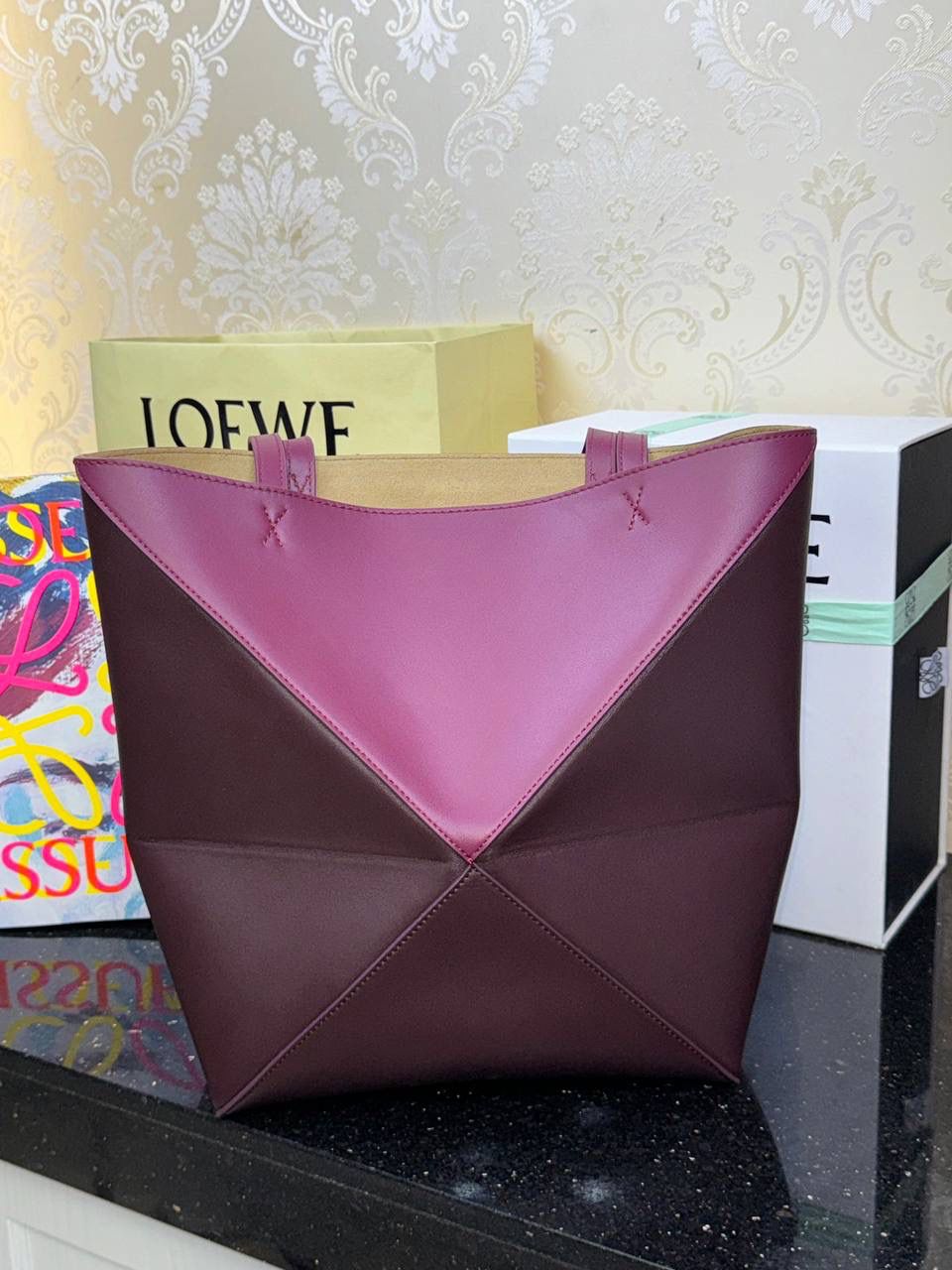 *中号𝐏𝐮𝐳𝐳𝐥𝐞 𝐅𝐨𝐥𝐝折叠手袋👜*（深红拼色） ——全新【𝗡𝗘𝗪】升级‼️ 延续经典𝙋𝙪𝙯𝙯𝙡𝙚的标志性几何裁剪设计，新晋顶流🅰️𝙋𝙪𝙯𝙯𝙡𝙚 𝙁𝙤𝙡𝙚 𝙏𝙤𝙩𝙚以折纸包为灵感，升级成🉑完全折叠‼️的结构，立体与平面任意切换，出差旅行🧳必备单品。小牛皮材质轻且柔软，𝐌𝐢𝐧𝐢尺寸搭配一条可拆卸式肩带，手提，肩背，斜挎多样化背法✨ 尺寸：𝟐𝟓.𝟓-𝟏𝟒.𝟓-𝟑𝟏.𝟓𝐜𝐦 款号：052316