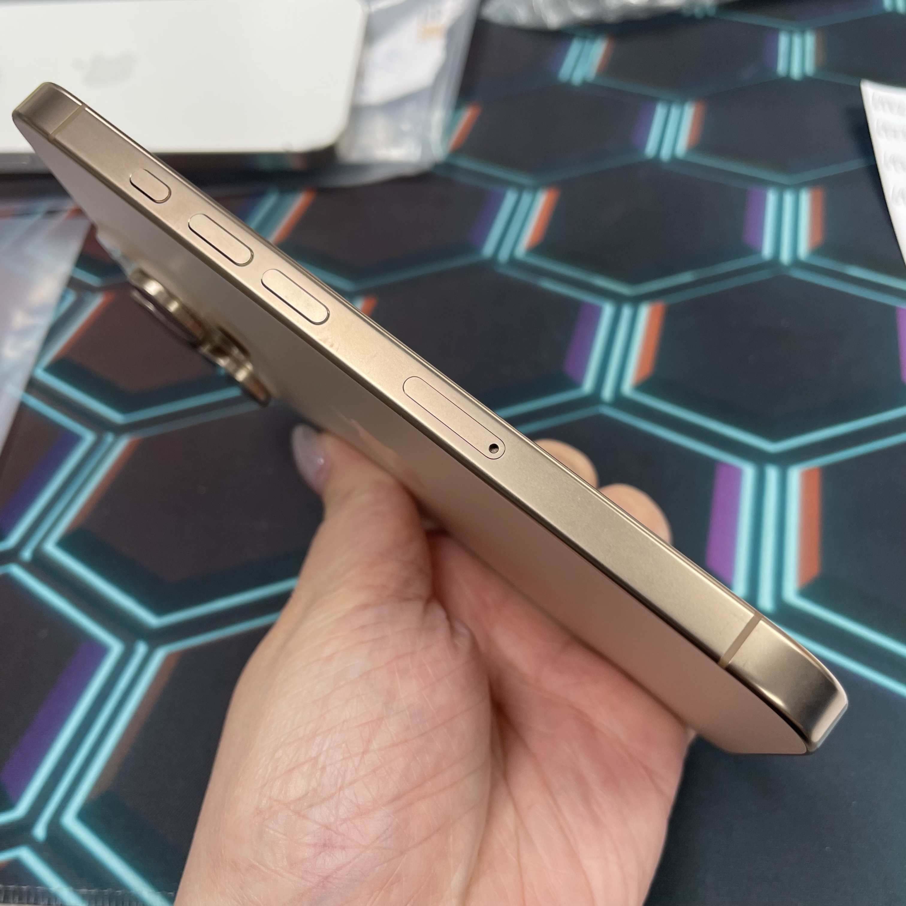 *6973 16 Pro 完美機 1TB 電91 沙色 gold