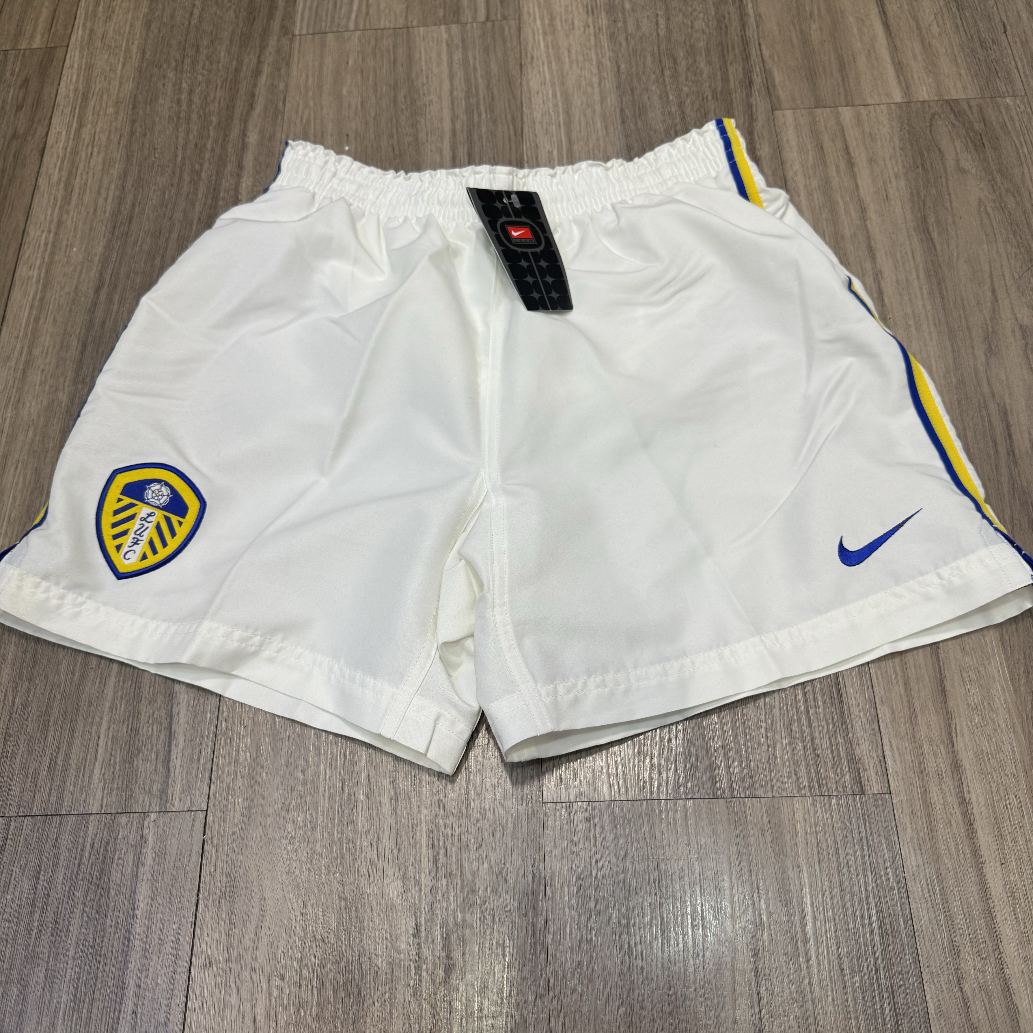 (Youth size)Leeds United 01/02 home short (Bnwt)