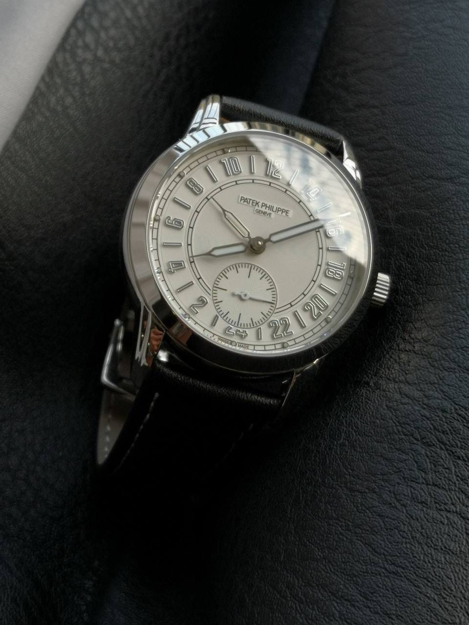 百达翡丽复杂功能系列5224R-001重磅登场，复杂时计腕表，以超复杂的工艺技术打造休闲运动腕表。 机芯采用复刻版31-260 PS FUS 24H自动上链机芯，在实现外观的逼真前提下，功能一并完美诠释。 改装大师独立制表人，倾情参与定制改装表盘颜色，给予独一无二的腕表增添有趣的灵魂！ 匠心力作 欢迎各位表友品鉴！