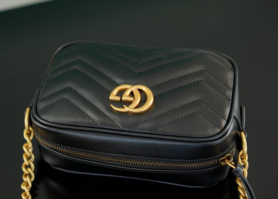 👜🔥Marmont系列绗缝迷你相机包 黑色 18cm （原厂皮 全铜五金） 正品售价¥12.000 独家原厂皮发售 限量级别 柔软牛皮+复古做旧五金 黑金搭配超气质 经典百搭不挑人 自重很轻 链条搭配皮革的肩带不怕溜肩 毫不夸张说 绝对是日常用出场率最高的包 官方款号 448065 尺寸迷你：18x12x6cm 小号：24x13x7cm