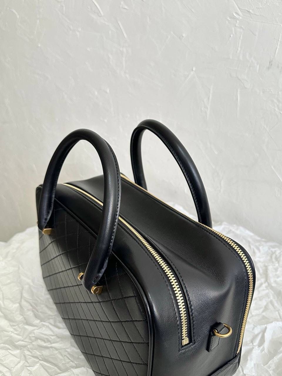 仅剩少量❗️ ys1 liya保龄球行李包🎳👛 为数不多的可以手拎的通勤包 容量超级大，喜欢大包的姐妹不要错过 双拉链大分区，里面还有小隔层 功能性实用性都照顾到 我真的很喜欢他们家扁平的菱形衔缝线 清冷和酷飒感一下就出来 你别说，这只保龄球还挺学院风哈～ 31×16×13cm766785m