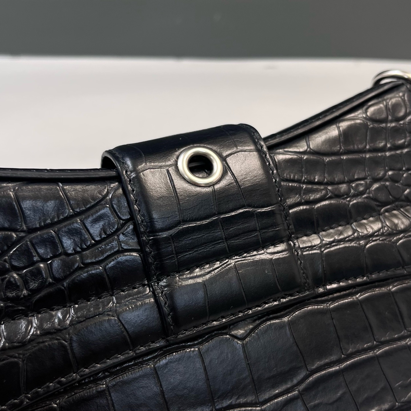 【預訂貨品】巴黎世家黑銀鰐魚壓紋腋下包