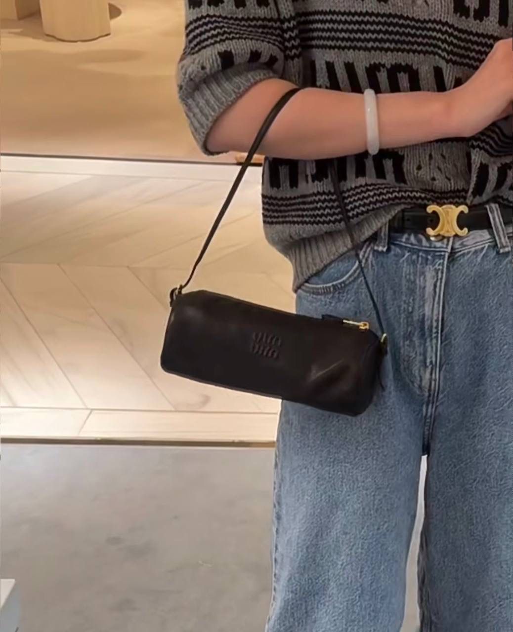 🈶黑色 𝗠𝗶𝘂𝗠𝗶𝘂迷你小圆筒 小小一只，太可爱了啦！ 头层Nappa(纳帕)羊皮用料 柔软细腻有光泽，透出高级的质感 整个包都好软糯手感超治愈的！！ 自重非常非常轻！日常还能装不少 肩带长度可以调，冬天大衣能轻松驾驭 小包闭眼冲就是了，四季可用 21.5×9×9cm #F0055m