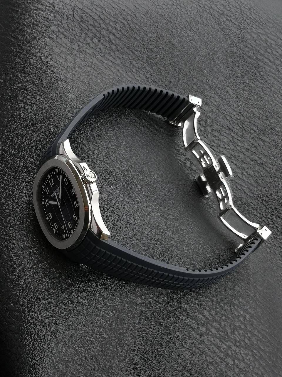 百达翡丽 5168G 配重手雷 1.壳套采用特殊材质CNC原版数据开模，整表重量和正品几乎没有区别，不同于市场普通版本上手轻飘飘，整表120克重 2.机芯选用324/330 一体开模机芯(3k同源机芯) 3.表壳尺寸42mm 厚度8.3mm(跟足原版) 4.所用配件，字面，针，胶带严格参照原版颜色开模定制，精益求精 5.表壳不锈钢 内部加重 承诺所有本厂出的配重表款绝不掉皮，掉皮无理由更换全新 6.表扣 表壳全部冲压贵金属logo 非腐蚀激光垃圾工艺！