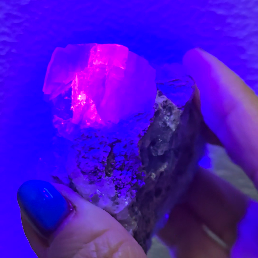 Cubic fluorite with UV-reactive calcite - FL216