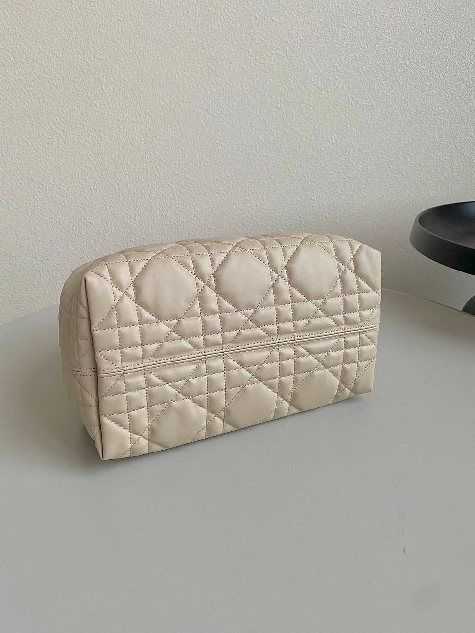 胭脂米色中号❗️ 𝗗𝗜𝗢𝗥 𝗧𝗼𝘂𝗷𝗼𝘂𝗿𝘀手袋，大爆款 请焊在我手上！有大中小三个尺寸多种颜色 大号慵懒有范，中号更日常，小号迷你的可爱 带你大杀四方的一只，不受任何风格限制 这季的重磅爆款，还不冲在等什么呢🥹👜😋 28.5×19×21.5cm，#m1292m