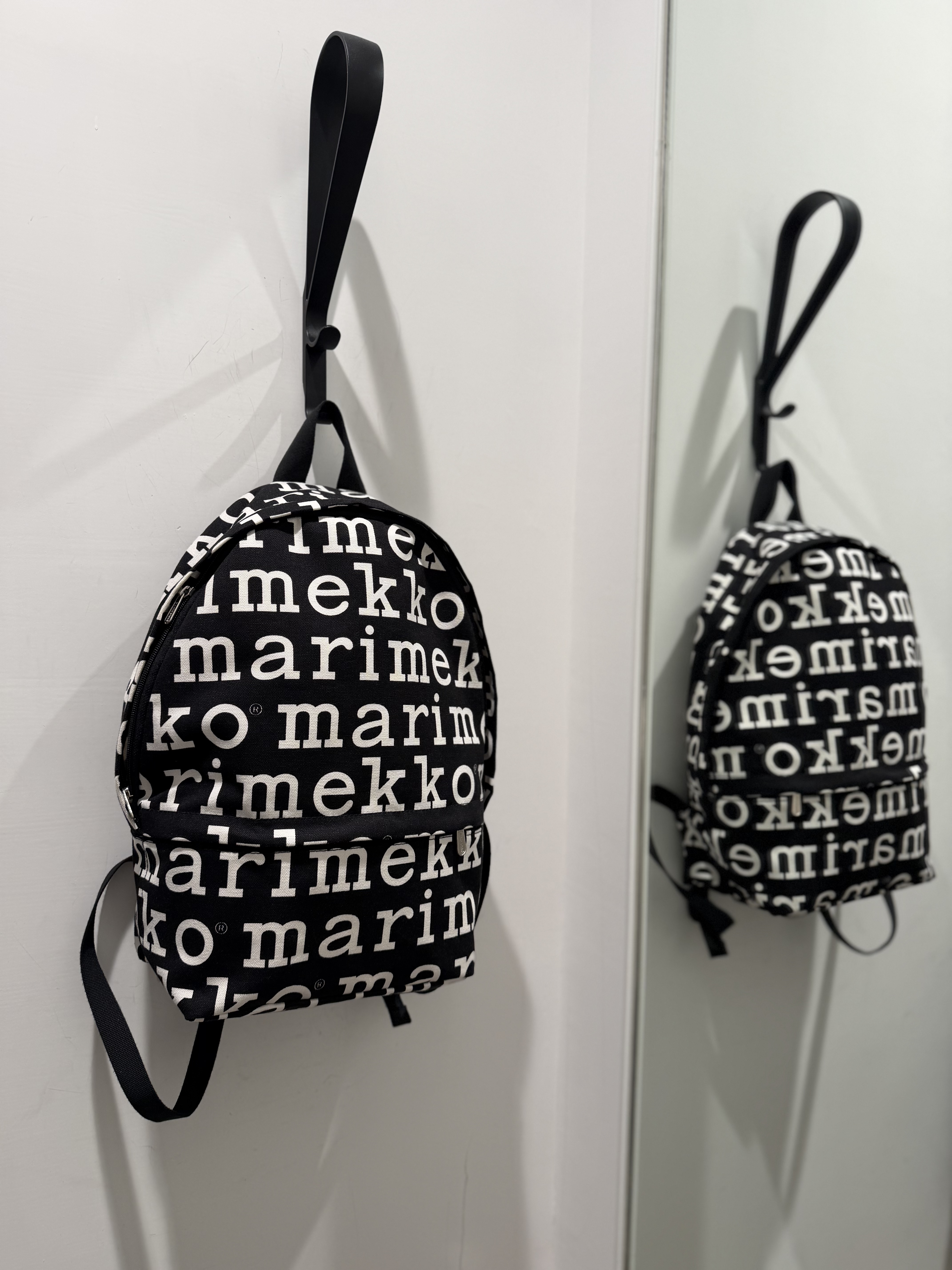 Marimekko 黑白 Marilogo 字母印花經典款背囊