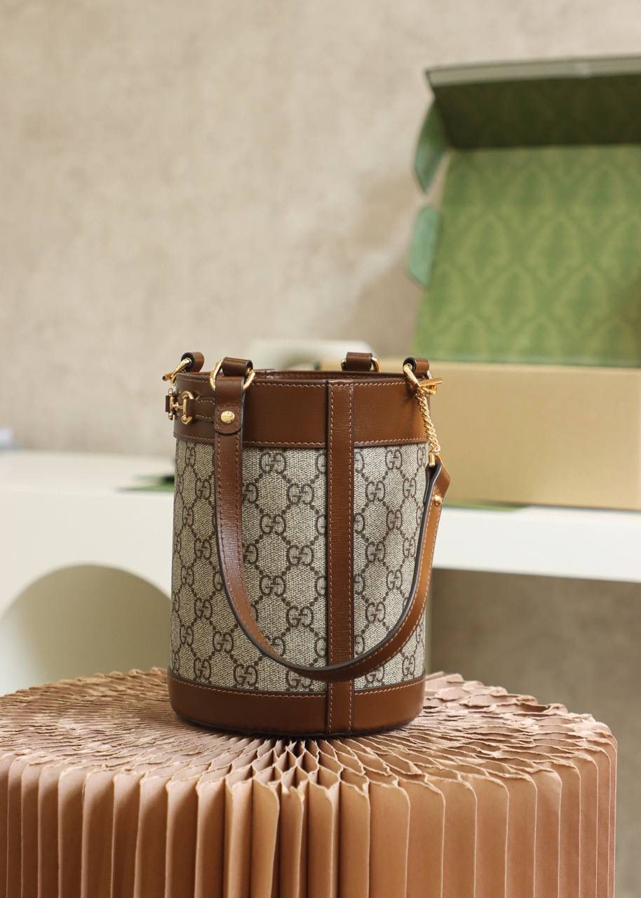 𝟭 𝟵 𝟱 𝟱马衔扣系列水桶包#637115#正品皮 ♠尺寸：14*19*14cm ♠ 1955马衔扣全新系列—水桶包， 采用经典GG面料搭配牛皮设计， 最受欢迎的水桶造型， 1955标志性马衔扣，给人一种现代时尚精髓，彰显马衔扣别致的魅力，这桶全新水桶包给人另外一种风味，演绎出复古与时尚的结合，更是附带大容纳设计，日常复古造型必备，必须入手的一款全新水桶！🔥🤟🏻