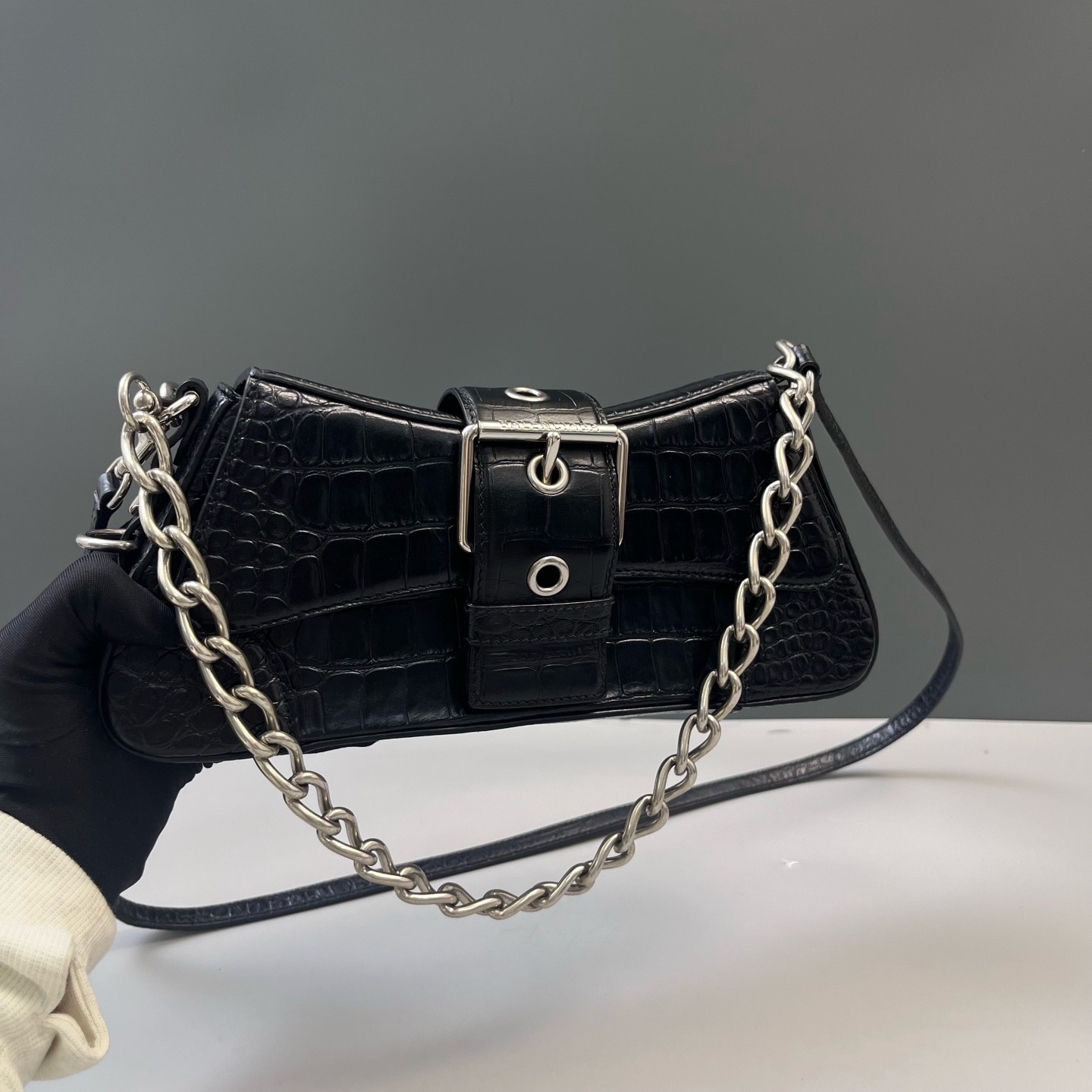 【預訂貨品】巴黎世家黑銀鰐魚壓紋腋下包