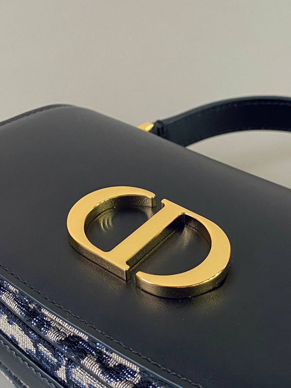 🈶 老花蓝小号 💙 Dior Top Handle 蒙田30 ✨ 蒙田系列大家都懂的啦～真的从来没有让人失望过 😍 光滑小牛皮拼老花，经典到不行，怎么背都好看 ✨ 包身圆圆鼓鼓的超可爱 🥹💕 重点是实用性也很强，容量很 OK 👍 📏 尺寸：19 × 9 × 8 cm