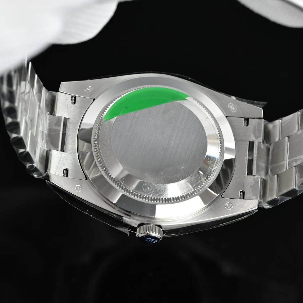 新品 ROLEX 劳力士 星期日历型（Day-Date / DD）腕表 🎮 自 1956 年问世以来，星期日历型一直是劳力士的旗舰之作，被誉为“元首之表”。40mm 表壳搭配三角坑纹表圈与元首型表链，仅采用贵金属打造，尽显尊贵气质。 12 点位星期全写与 3 点位放大日期双显设计，搭载定制一体机 3255 型机芯，稳定精准，抗震抗磁，100 米防水。 原版开模，细节到位，多种表盘可选（太阳纹 / 珐琅 / 陨石 / 宝石），星期与日期瞬跳结构由 200+ 精密零件协同完成，工艺出众。