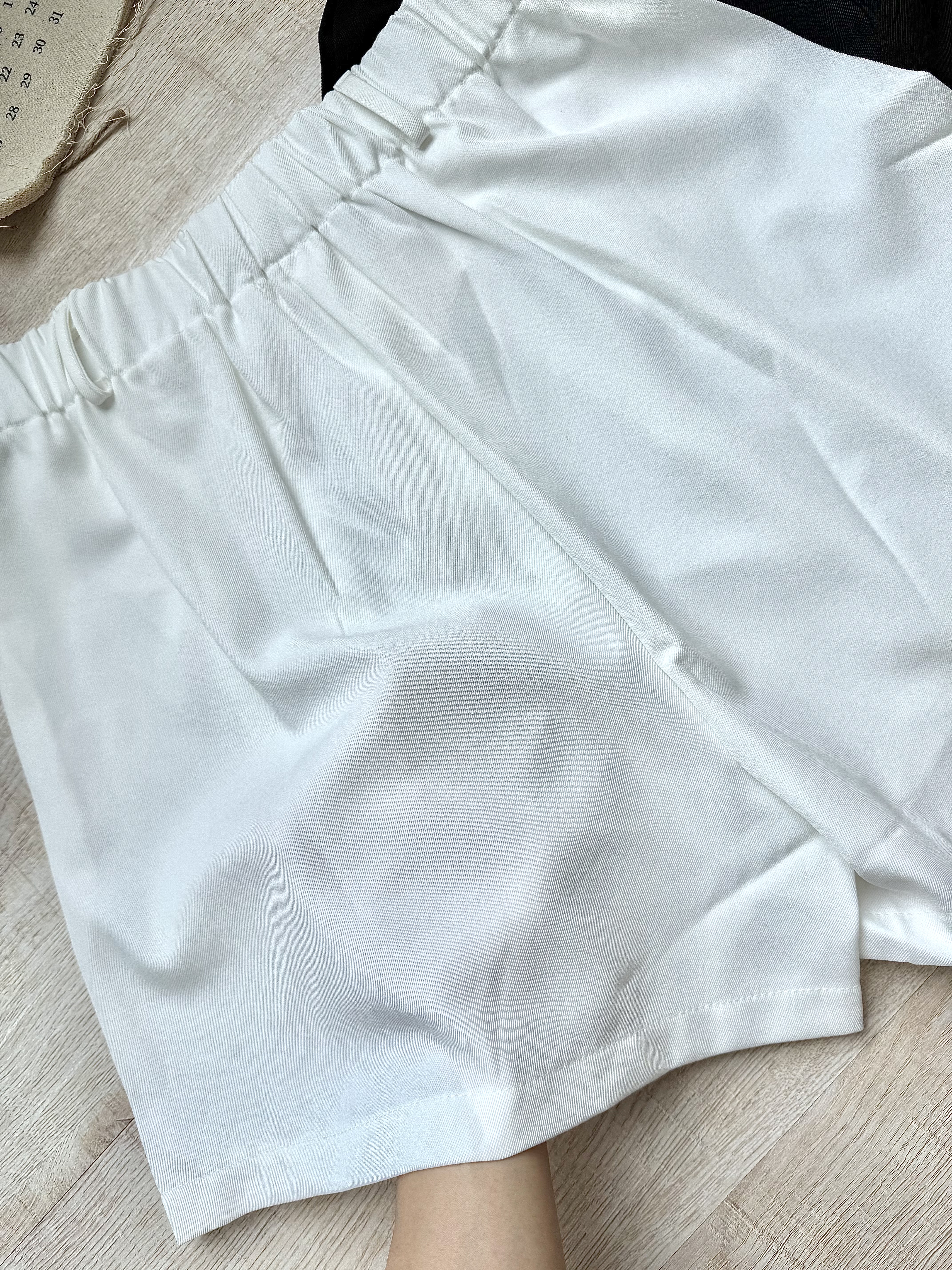 Clara Chic Pleated A-line Shorts 气质压褶高腰A字西装短裤-附送腰带 （ 2 Colours ）