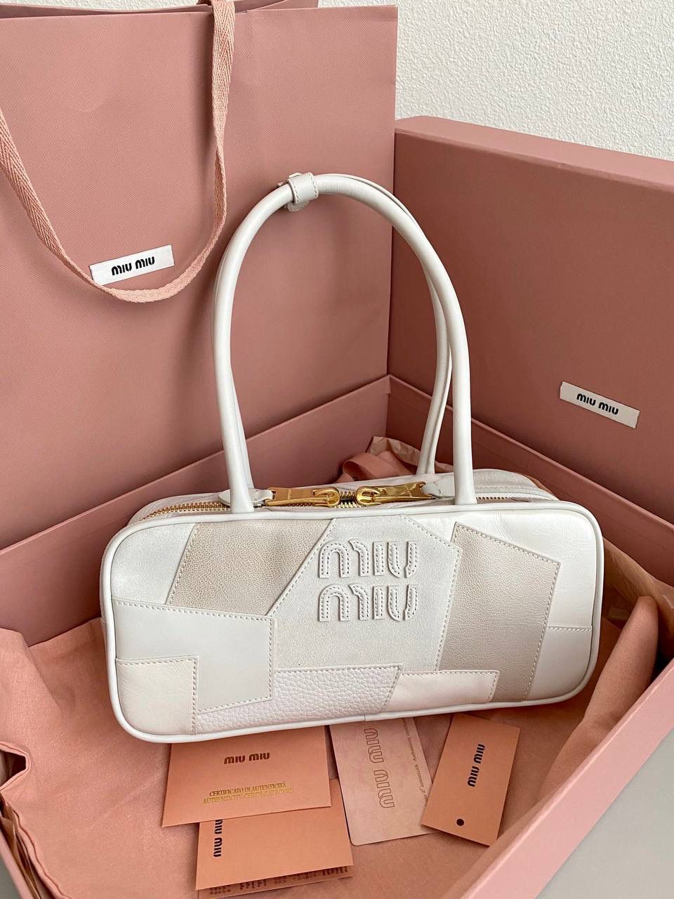 🈶拼接白 𝗠𝗶𝘂𝗠𝗶𝘂保龄球，大爆款 白色拼皮简直就是甜酷代名词！ 简约精致的设计真的好耐看 不同色系拼接有点流浪感又透着高级 色彩搭配温暖而富有层次，加上轻微的做旧 New vintage风的质感，很特别 整体造型非常慵懒惬意，保证了舒适性和实用性的同时还兼顾了美观性 时尚，非它莫属了！ 27×12×9cm #F0011m