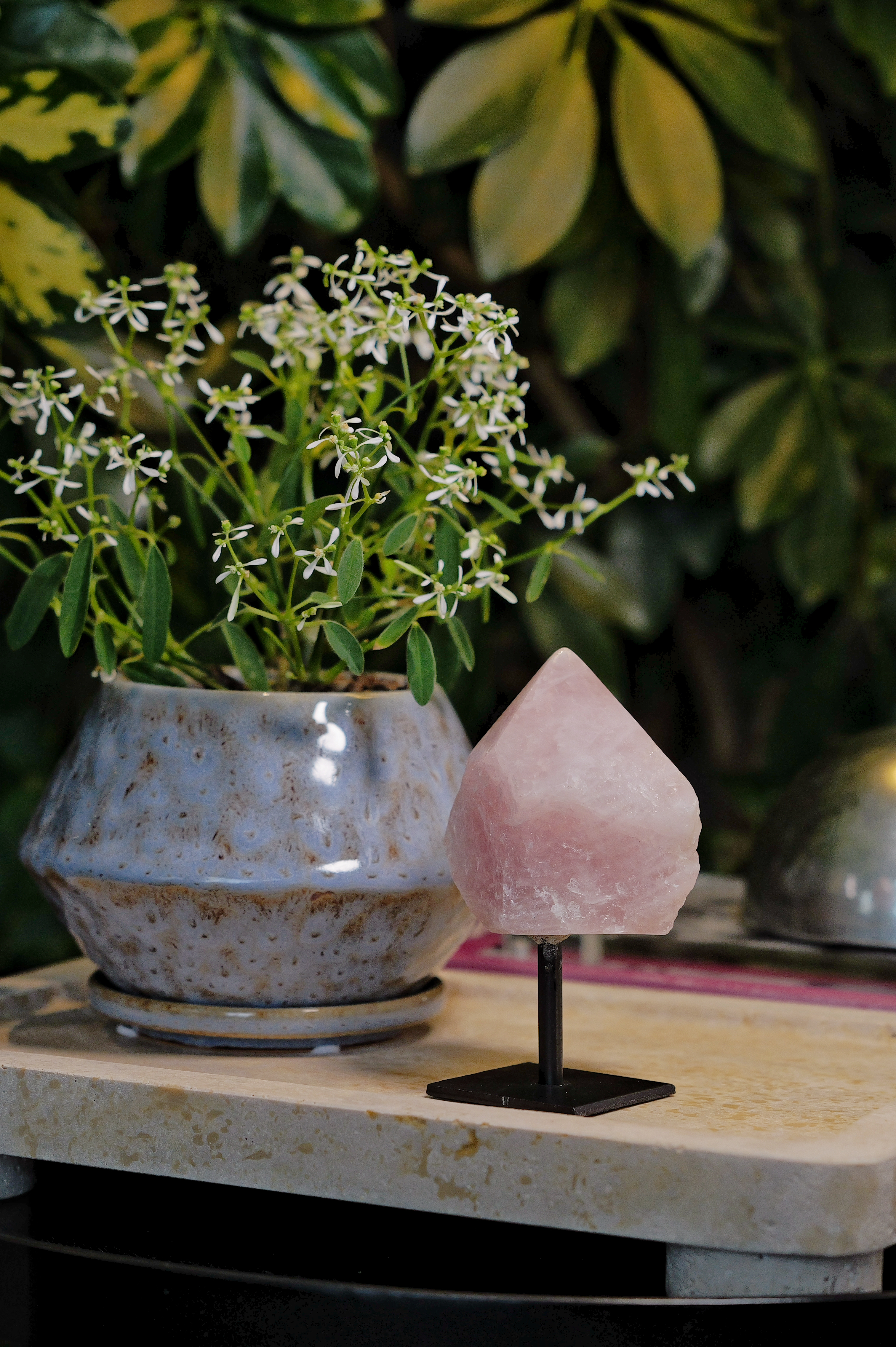 ༒11.2cm半打磨原石 粉水晶連托架擺件༒ RQ.8027C15G3JJ-RA30*ANN