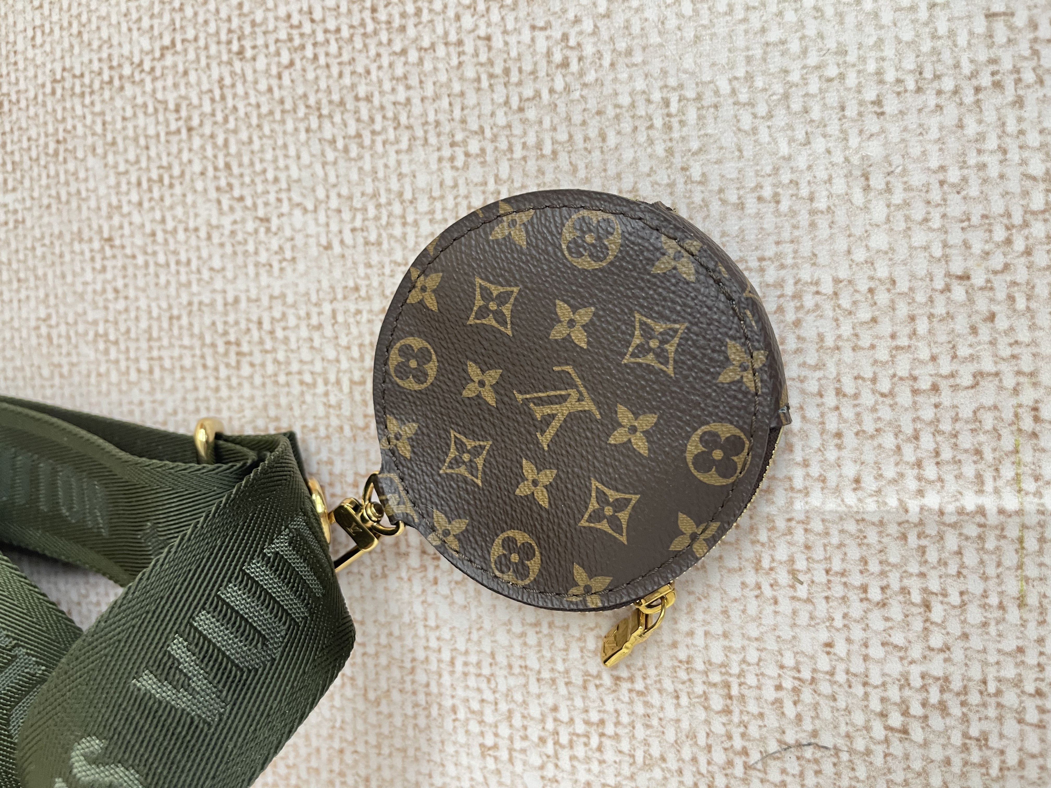 Pre-owned Louis Vuitton 5 in 1/ Product Code: 26041903