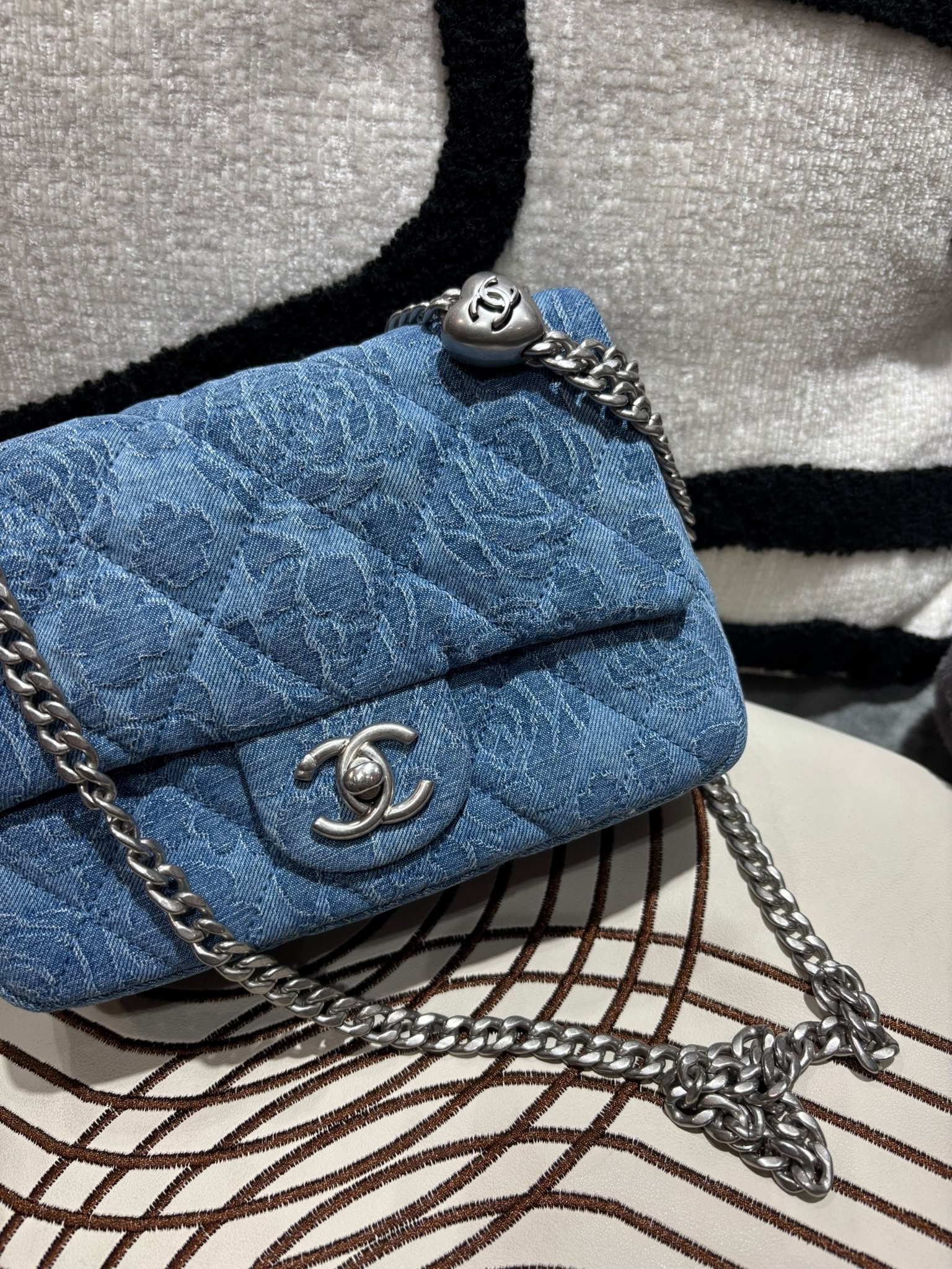 Chanel Mini flap bag with Heart Chain Shoulder Bag AS3829 denim 23P 100%Authentic, 99%New ✅晶片✅Dust bag✅Box