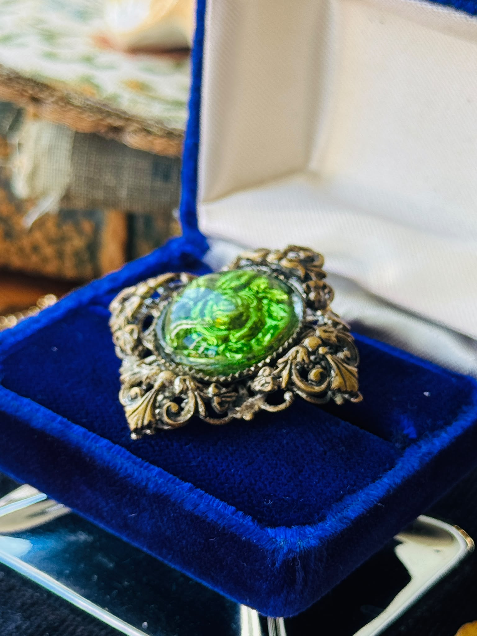 Vintage Czechoslovakian Green Floral Intaglio Art Glass Brooch (NZ126) 