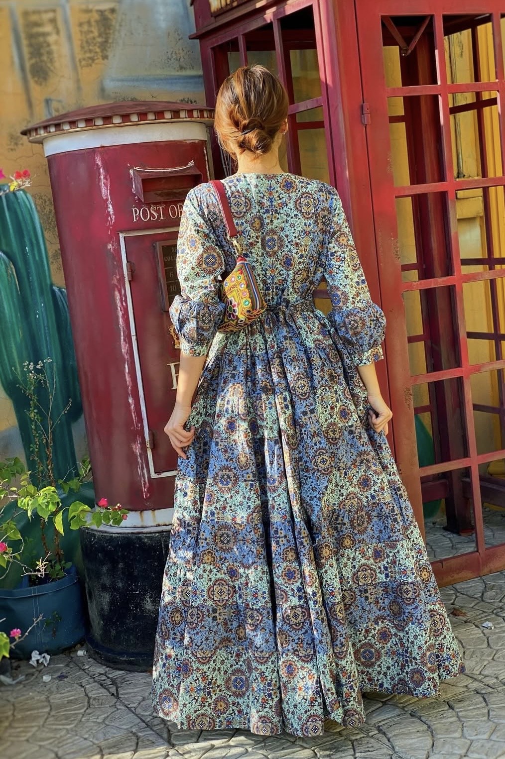 泰國名牌CHEVA - 粉藍綠併色燙金印花連腰帶長版連身裙