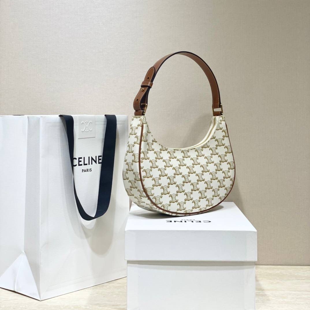 🔥大货实拍图 𝗖𝗘𝗟𝗜𝗡𝗘 ♥ 𝗧𝗥𝗜𝗢𝗠𝗣𝗛𝗘 𝗖𝗔𝗡𝗩𝗔𝗦 𝗔𝗩𝗔 灵感来自1990年代中古包Macadam，采用小巧优雅的月牙形轮廓，搭配耐看的棕色调凯旋门老花和小牛皮滚边，透出复古娇俏气质。型号：193952 尺寸：23*14*7cm