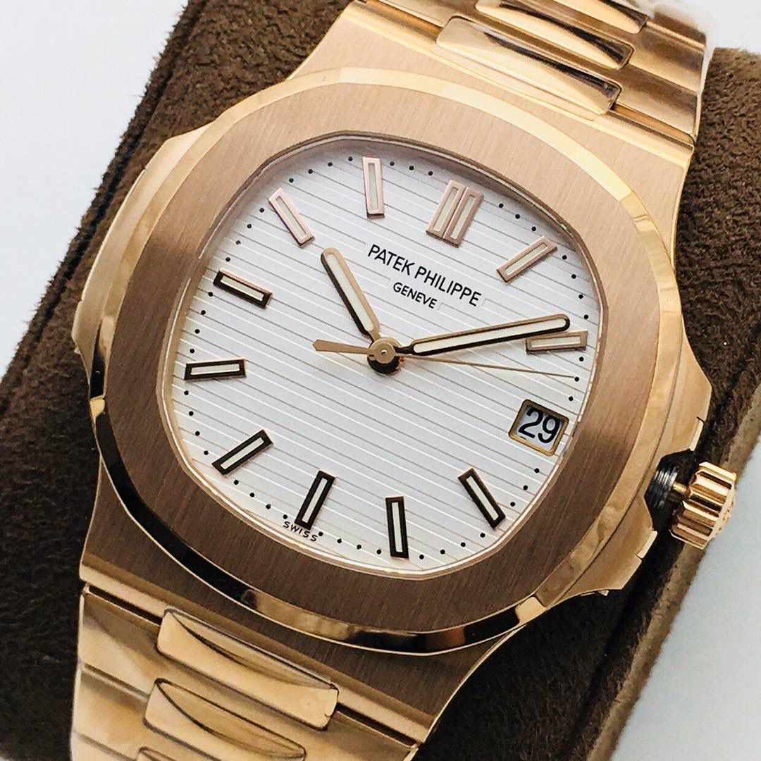 新力作 V4超级升级版 百达.翡丽鹦鹉螺重磅来袭！ 1：第一款真正意义上的超级鹦鹉螺，震撼来袭，全新修正的不锈钢表带，铰链部分根据真正的百达翡丽鹦鹉螺不锈钢表带拆解开发，和正品一致的贴合效果！ 2：逆袭之前所有副本，铰链开合角度和正品一致，锁毕声音和正品相同！ 3：重点指出此次V4版的面盘在采用与真品一致的覆荧光涂层金质立体时标，特别突出的“蓝魅”面无限接近原版！ 4：机芯方面是全新订制的修正版的一体芯Cal.324机芯，是目前唯一做到机芯的钢印与正品一样的雕刻工艺。