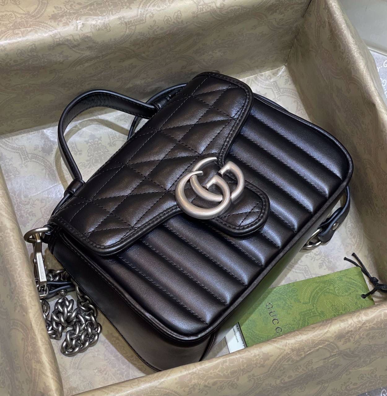 ✈️✈️✈️🔥𝙈𝙖𝙧𝙢𝙤𝙣𝙩 菱格原厂皮# ▫️型号583571 ▫️尺寸 21*15.5*8cm G家新款系竖菱格主题，焕新演绎经典造型，选用原厂牛皮材质，饰带银灰色双G，可拆卸金属链肩带设计，可令手提包轻松转换成肩背包，打造多种携带选择。