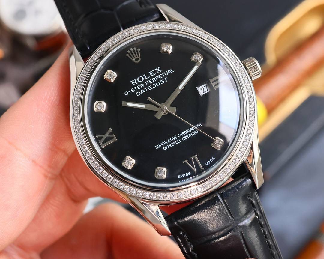 TW：最新款上市，劳力士日志系列推出，做工精细，品质优越！ 采用8215全自动进口机芯，走时精准，表圈采用钨钢材质打造的完美棱角形圈口，表壳釆用316精钢，蓝宝石玻璃镜面，三度防水性能，高端品质，绅士必备。 尺寸：41*10.8mm 将光阴凝集于分秒间 完美，系于不息追求。 以嘹亮的铿锵嗓音，震撼人心。 以印证完美的追求，永恒不息。 劳力士从来没有改变世界，而是把它留给戴它的人 你与男神的差距只差一块劳力士