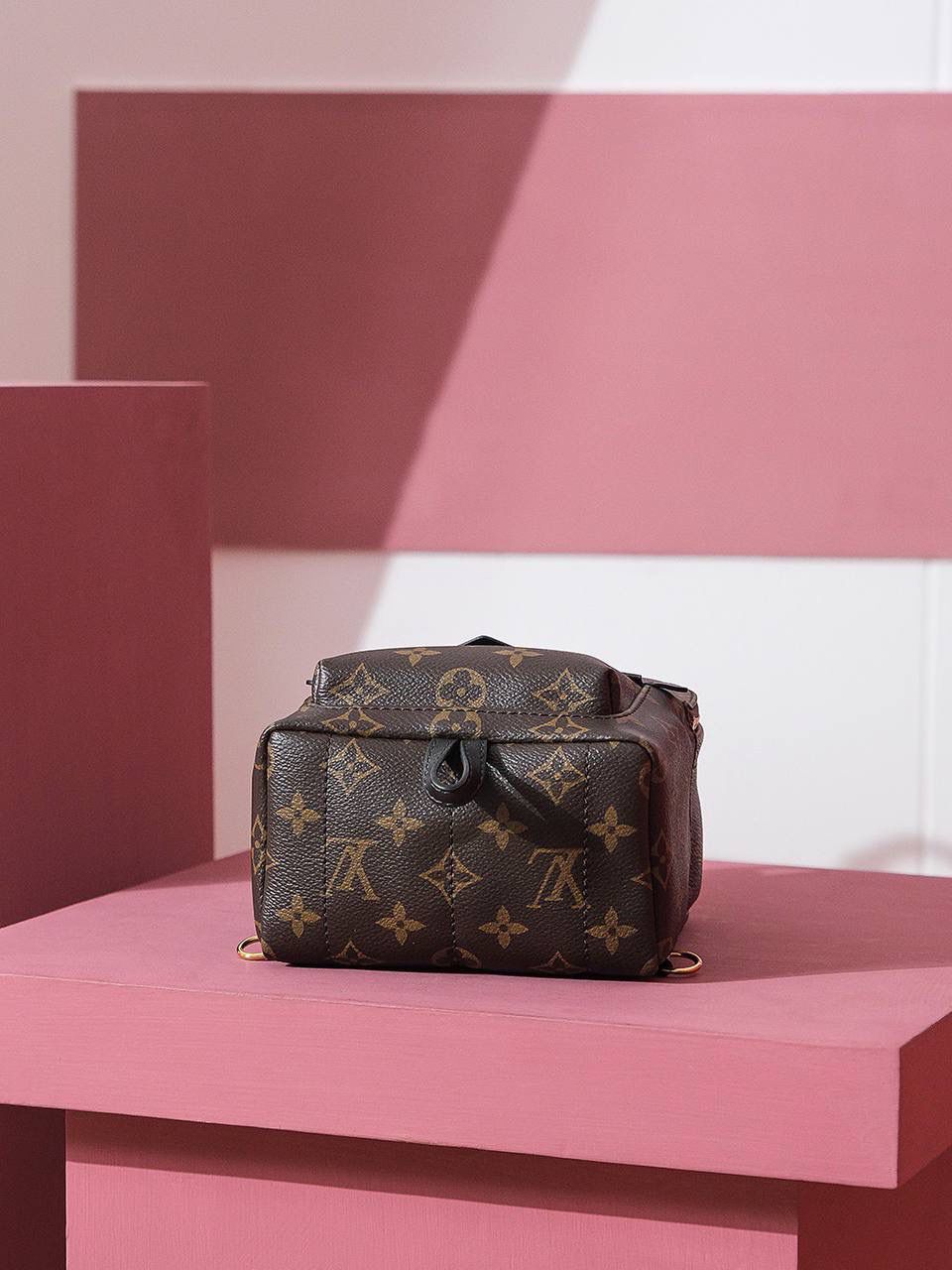 LV Palm Springs 迷你双肩包 🎒✨ 📏 尺寸：17 × 22 × 10 cm 法国原厂料 🇫🇷，全钢五金，做工真的很细～这款把原本普通书包设计，变成时髦又好看的迷你背包 💕经典 老花 Monogram，帅气又百搭，永远不过时 ✨可以当双肩背，也有多种背法，用起来很方便～容量比看起来大，日常出门放东西完全 OK 👍