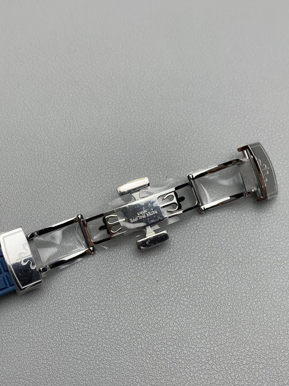 百达翡丽 5067A 手雷 石英女表 ——PPF继续购入原装PP--5067A腕表，独立拆解开模。完美还原PATEK PHILIPPE--5067A全系列石英腕表，带来全网最佳的复刻产品和极致体验。 【表带 扣】 1.采用与原装一致的天然复合橡胶（Tropical）材质，经久耐磨，可抵抗海水侵蚀和紫外线辐射。 2.完美克隆Aquanaut最新表扣，即使在非常细小的拐角处上也做有倒角润饰，确保还原正品般的舒适感。 【表壳】 1.腕表尺寸35.6X7.7mm 圆润的八角形表壳与原装一致，保持着复古的造型和精湛的打磨。 2.旋入式把头设计和实心底盖吻合与原版 3.表圈镶嵌46颗顶级施华洛世奇水晶（共计1克拉） 【机芯】 瑞士石英机芯改PPCal.E23-250芯。走时稳定，续航持久，性价比超高。