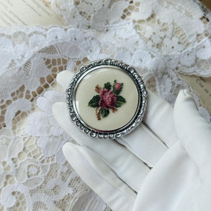 Vintage C.a.1970s Silver Framed Rose Petit Needlepoint Large Round Brooch (MT2348)