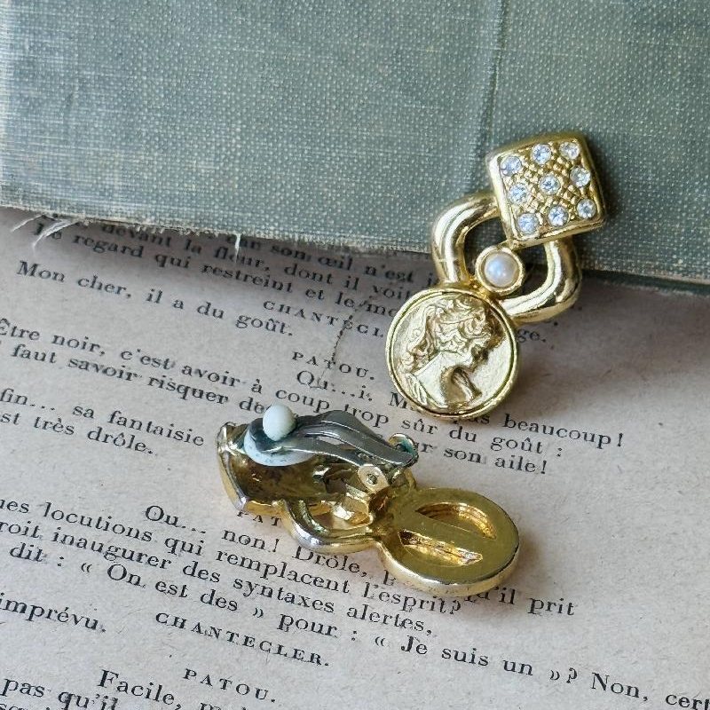 Rare! Vintage Metallic Cameo Statement Clip Earrings (MT2400)
