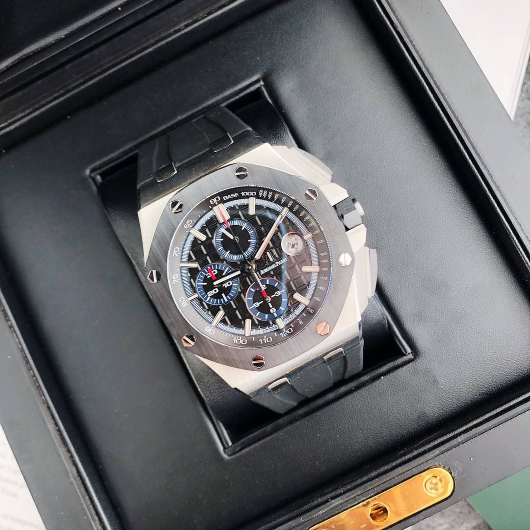 皇家橡树 - 爱彼AP 26400系列 44毫米直径 市面上最好版本的超级复刻 柔软硅胶带 皇家橡树离岸型 男士全自动机械腕表 ，316L精钢表壳 ，搭配原装复刻定制机芯Cal.3126全自动机械机芯 走时精准 稳定，透视后盖 裸露的机芯跟正品一模一样，反炫光蓝宝石玻璃 ，超级耐划痕，搭配原厂模具橡胶表带，原装针扣 ，300米防水，整壳套超高品质，超A做工，非市场普通货，货有所值 ，硬汉必备神器，爱彼入门级腕表 强烈推荐，制作耗时又耗精力，尽可能把最精至的腕表呈现给各位腕表爱好者。