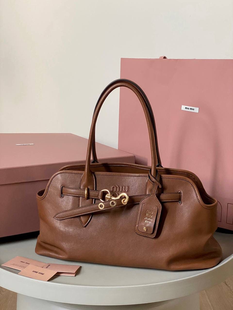 🈶焦糖色， 𝗠𝗶𝘂𝗠𝗶𝘂 手提包·横版 这只Aventure我要夸爆它！ 绝对是公文包中的颜值天花板 这款有多难买不用多说，绝对的断货王 酷酷的慵懒感洋气且时髦 还有一丢vintage感，超有调 上班通勤，日常出街都超出片 22.5×44×14.5cm #F0023m