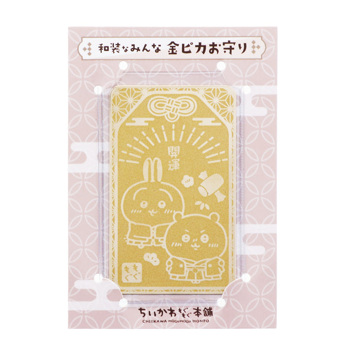 【Apr 24 日版官方】Chiikawa 一款閃閃發光的金色御守，上面有身著傳統日式服裝的千川和兔子