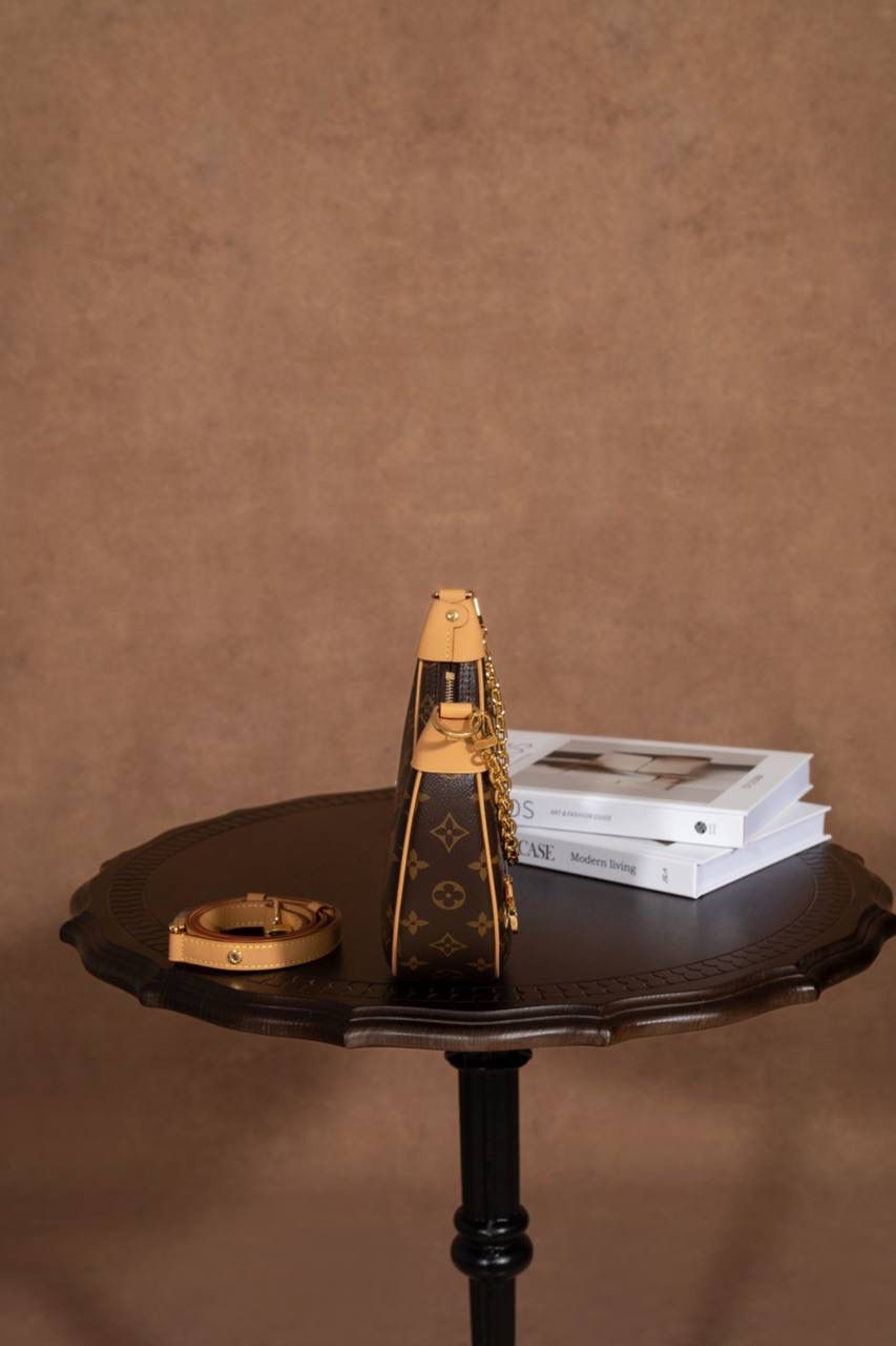 LV豌豆包🎀 这款 LOOP 手袋 灵感来自 LV 档案里的 Croissant 手袋， 在 2022 早春系列 推出～ 半月形＋法棍包造型， 背上身真的很有型，很时尚 😍 包型小巧但很贴身，走路都会跟着身体动，很好看～ 前面还有 拉链口袋 + LV Circle 拉链头， 细节控一定会爱 ❤️