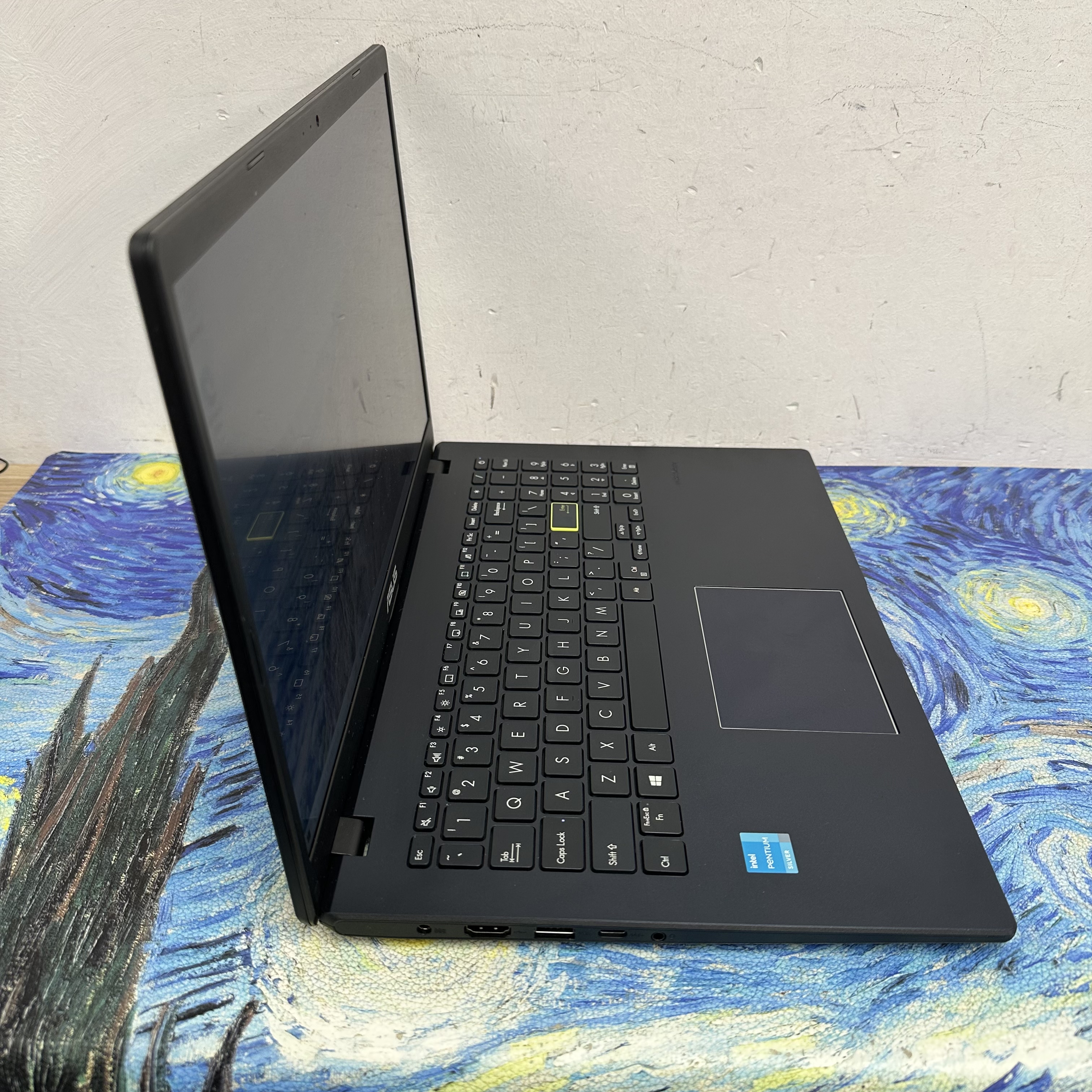 #5975 ASUS Intel Silver N6000 CPU  /8GB Ram/256GB SSD/文書一流/超輕超薄/Notebook/Laptop /文書機 / PC / Movie / Netflix / YouTube / Netflix / Disney / PC Gaming / Game /