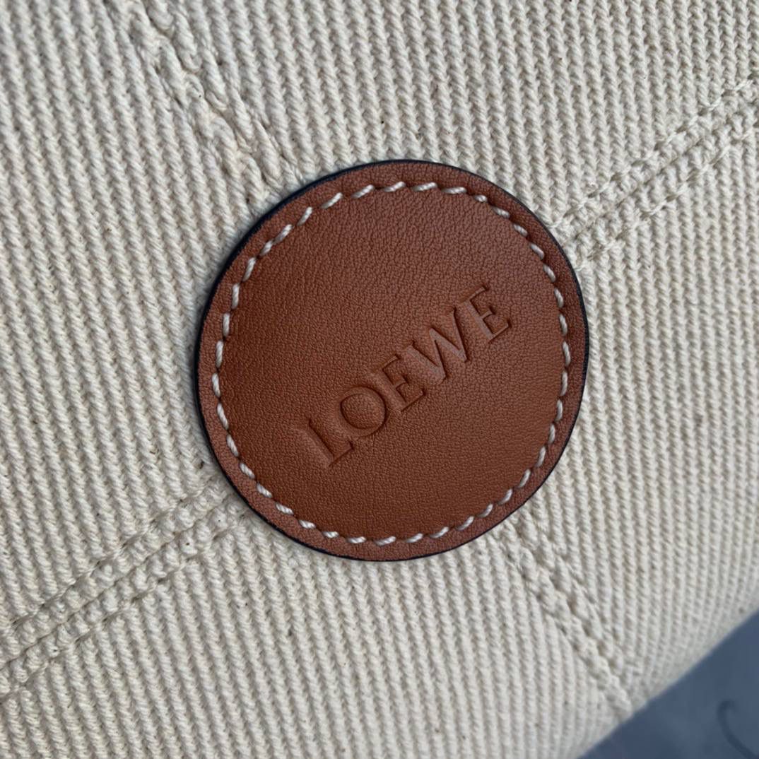 * 𝘊𝘶𝘴𝘩𝘪𝘰𝘯 𝘵𝘰𝘵𝘦 小号 尺寸:32-24-16cm 编码:702001小号布配棕 采用独家定制进口帆布拼进口小牛皮，搭配独家定制进口条纹内衬tote 购物袋 上班通勤款💯分，属于仙女们闭眼就可以入的款✌✌