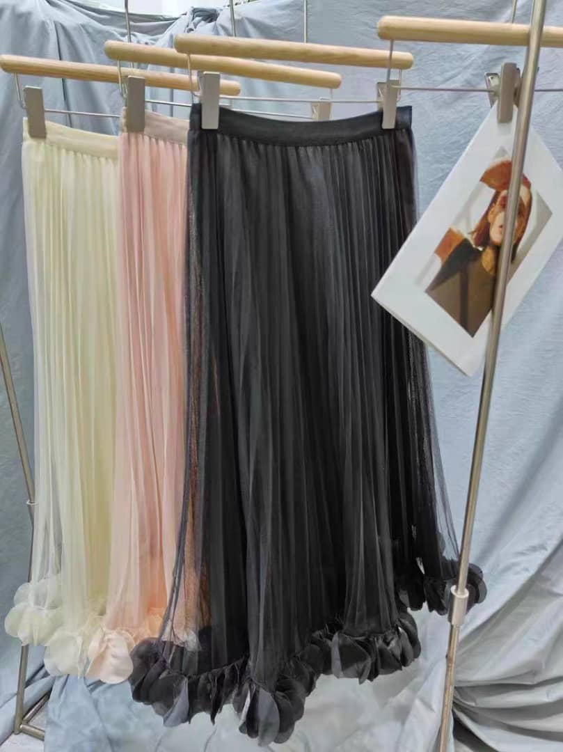 Pleated Mesh Skirt with 3D Petal Hem Detail ‖ 立体花瓣裙摆网纱百褶半裙 KR037703