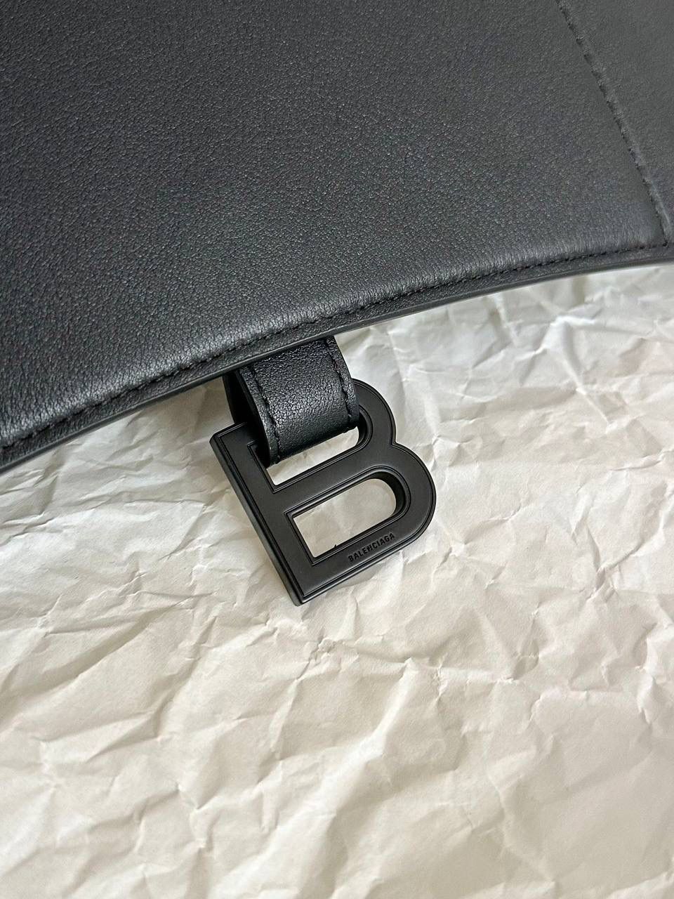 经典款🔥中号平纹黑枪(m/32cm)🐈‍⬛ ba1enciaga 横空而出的Downtown沙漏包 整个包身是软趴趴的感觉 就是大写的随性慵懒时髦感 可以斜挎也可以调短肩带腋下背 加上巨无霸的容量，时髦女孩的通勤包有了 软皮质感头层牛皮➕经典全钢B字扣五金 还是要着重强调一下咱家的B字logo刻印 清晰度全网独家⚠️品质是不需要你们担心的 请务必认准高版本❗️ 中号s：30×17.3×10cm671353m 大号m：32×20.8×15.5cm671354m