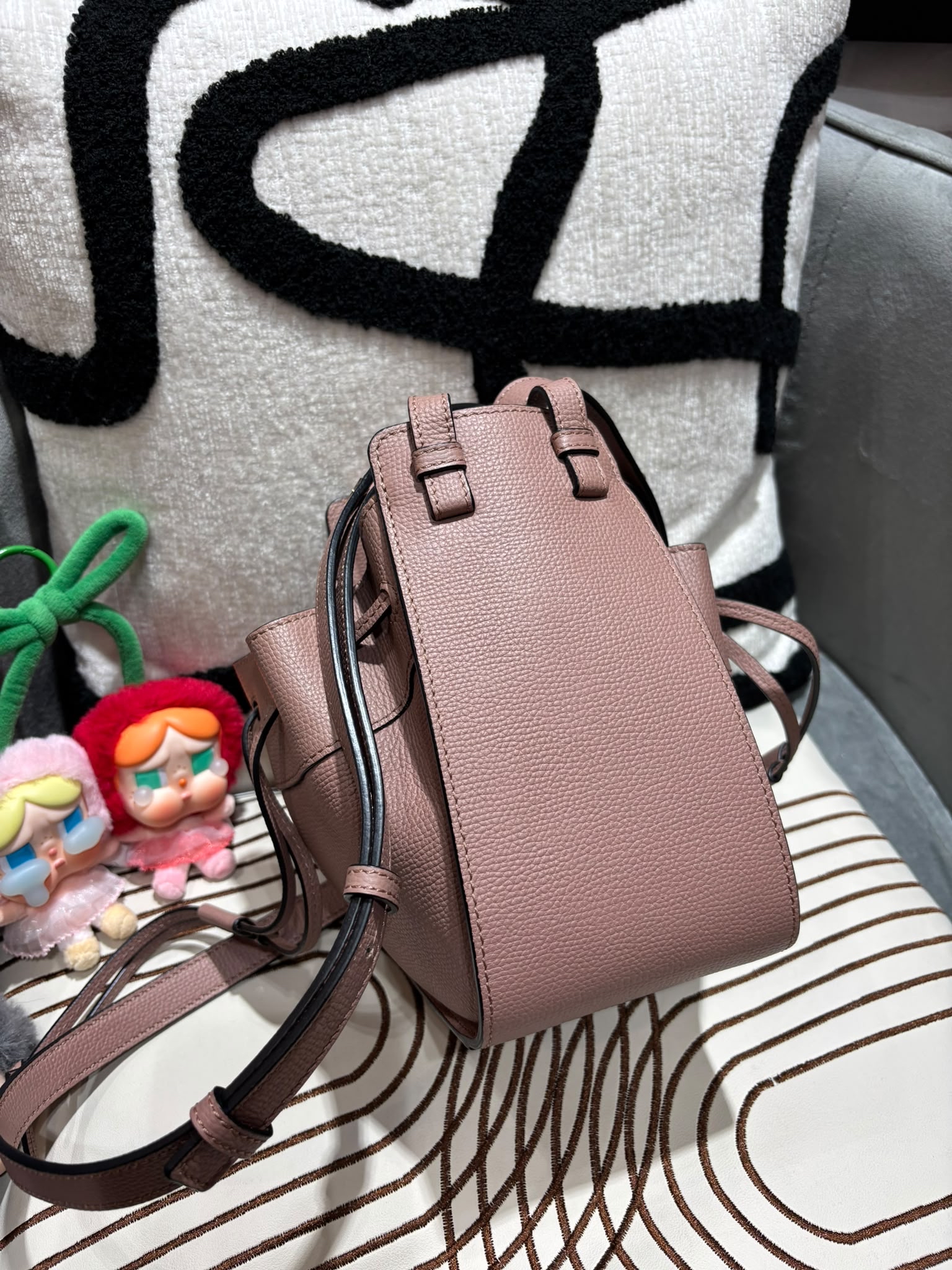 Loewe mini hammock 粒粒牛皮 100%Authentic, 98%New ✅Dust bag