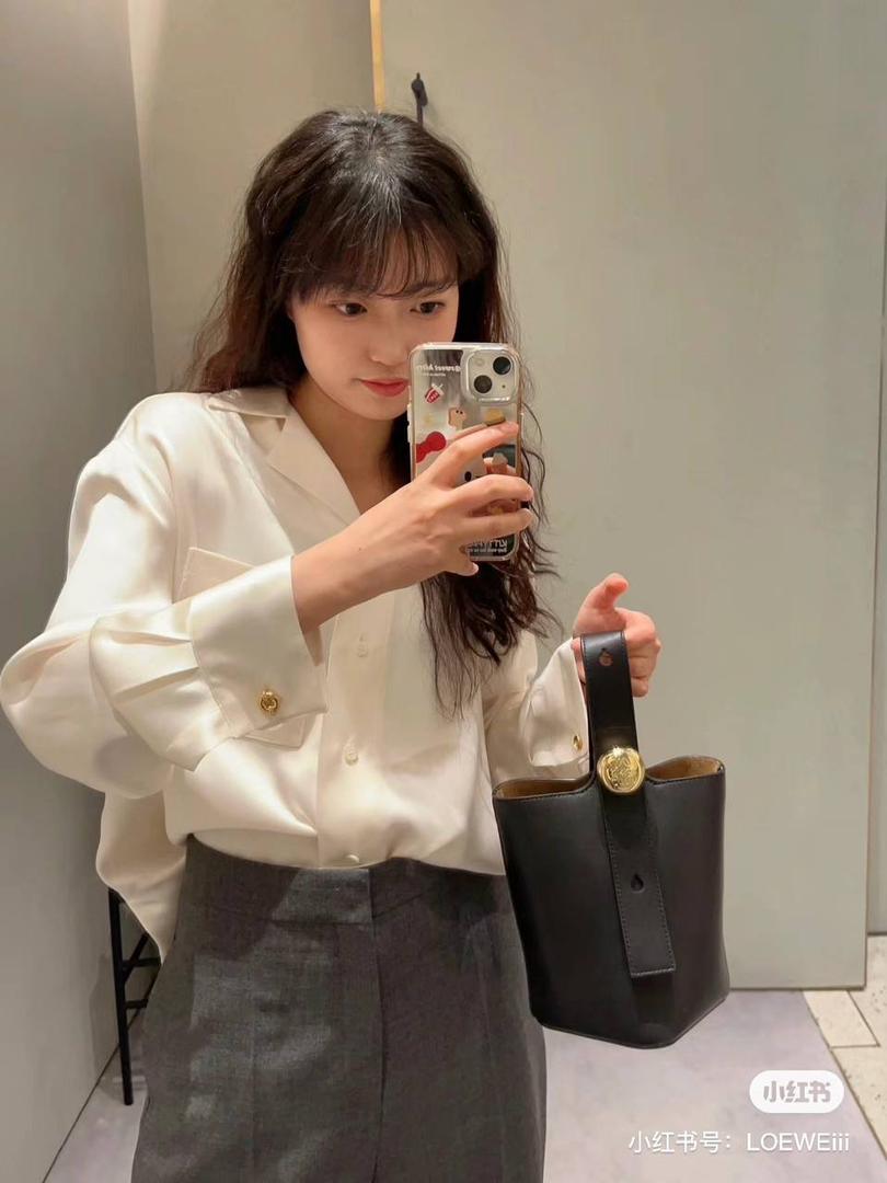 ♥️𝙈𝙞𝙣𝙞 𝙋𝙚𝙗𝙗𝙡𝙚 𝘽𝙪𝙘𝙠𝙚𝙩 ——【黑色平纹】 尺寸：𝟏𝟔-𝟏𝟔-𝟗.𝟓𝐜𝐦 编码：062339 【配全套礼盒】 🎈标志性Anagram鹅卵石点缀，配以纯粹简约线条以及瞩目设计风格，诠释全新𝙋𝙚𝙗𝙗𝙡𝙚手袋👜 🎈自带一根🉑拆卸🉑调节的肩带，一包多背，多样化风格，秀场大放异彩😀内里容量超大，日常实用性强👌 🎈配全套专柜礼盒🎁，给你满满的仪式感👀