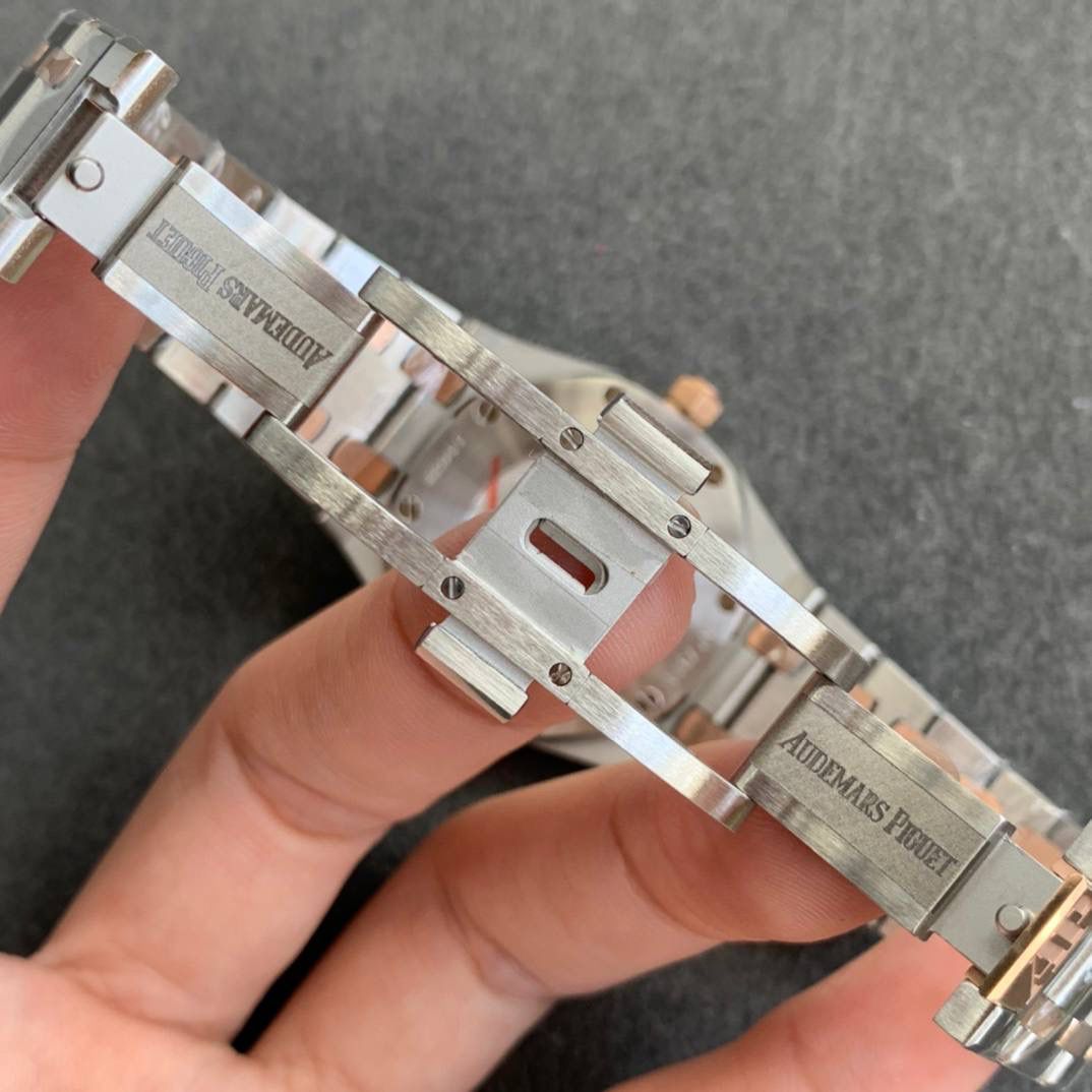 🚀连专柜都很难买的AP女款到货啦！皇家橡树系列中的女士腕表，其官方型号为67651ST.ZZ.1261ST.01，皇家 橡树系列独有的八角形外观还拥有a p独特的设计风格也将女士优雅风格融入其中，深受女士们的爱戴，即使只有33毫米的小尺寸，也将爱，，彼独有的纯净美感与刚毅线条展现的淋漓尽致。 而镶满钻石的表圈也为佩戴的女士增添了更多的柔美。搭载瑞士石英机芯、拥有实用的日历显示功能‼️