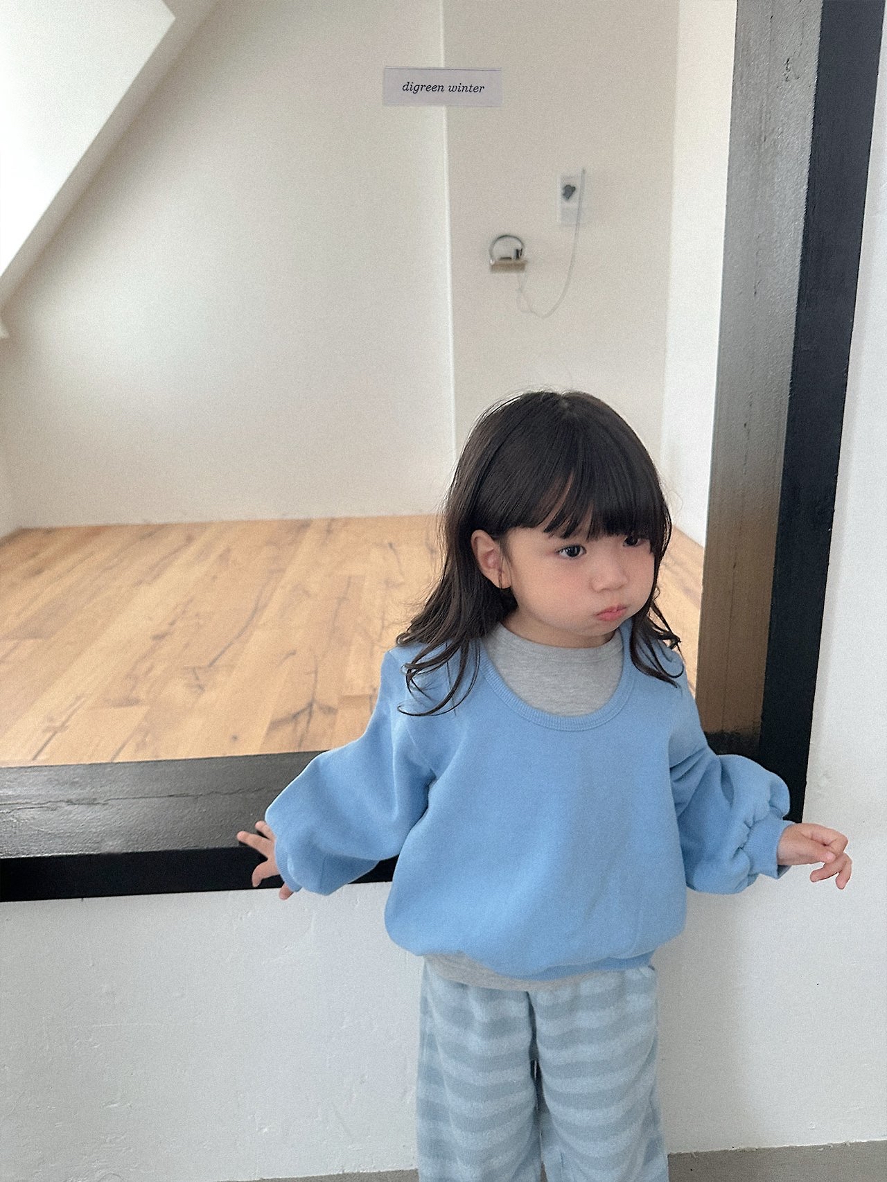 Digreen | Deep U-Neck Sweatshirt 