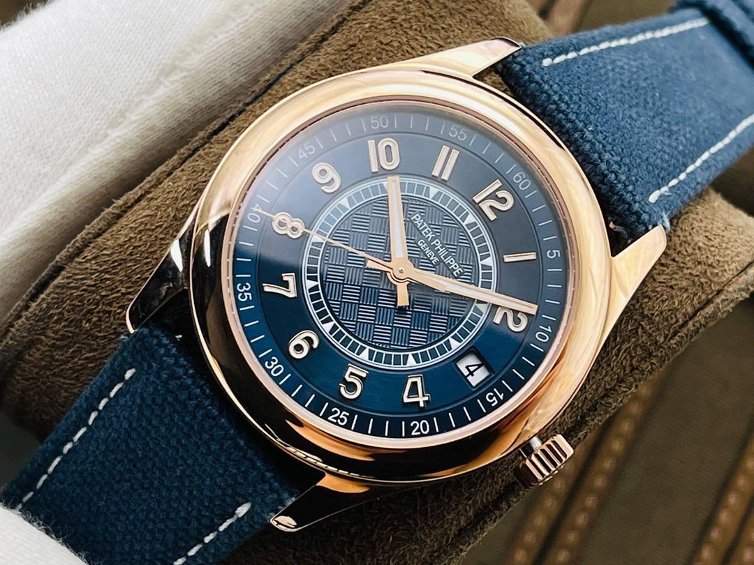 顶级复刻 百达翡丽2021新品——Ref.6007A-001（普朗莱乌特制表大楼纪念款）腕表震撼呈现！40mm ✅表镜采用蓝宝石水晶材质，背面清晰镌刻卡拉特拉瓦十字星图案，以及“New manufacture 2019”字样，细节还原度拉满； ✅表壳选用316L精钢打造，搭配宽阔的弧形表圈设计，质感扎实且线条流畅 ✅表盘延续标志性灰蓝色调，辅以精致的圆形缎面打磨工艺，简约大气又不失质感。 ⚙️ 技术突破 搭载第三代324S定制一体机芯，不仅仿真度极高，更能保证走时精准稳定，颜值与实用性兼顾！ 👔 表带与表扣 搭配灰蓝色小牛皮表带，点缀白色缝线装饰，搭配百达翡丽（PP）经典针扣设计，与表盘色彩相互呼应，整体风格协调统一，尽显优雅格调。