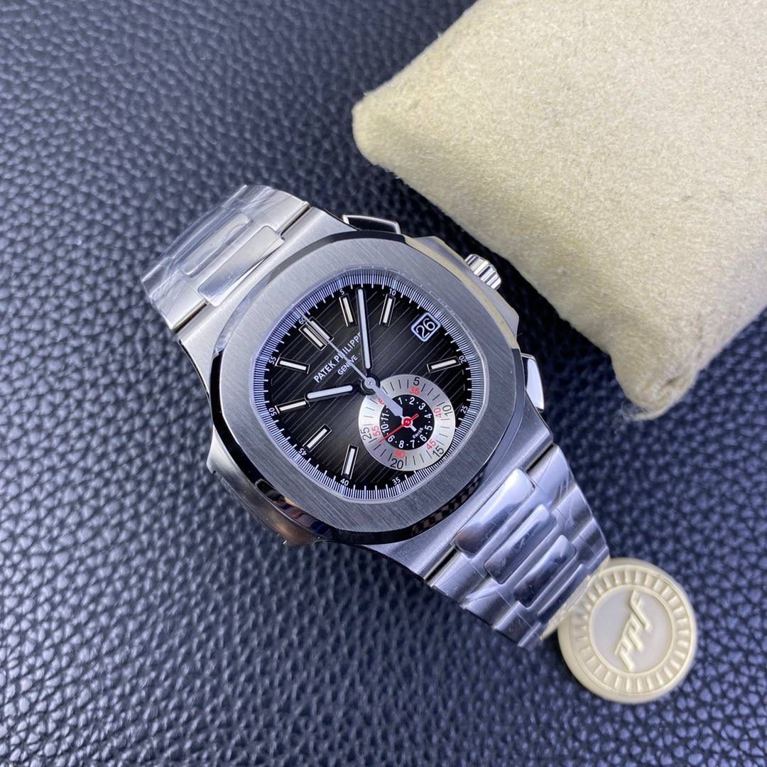 百达翡丽5980系列！ 表径40.5MM最佳舒适佩戴尺寸，标识性的鹦鹉螺精钢表壳打磨精致，正面拉丝处理。 华丽的表盘，灵感来自第一只百达翡丽Nautilus的表盘颜色。但具有更丰富的色调。位于6点钟位置的单计数器计时码表实际上就像在手表内部装有另一只手表。读取经过的时间再简单不过了，因为小时和分钟是在一个12小时的寄存器中计算的。3点位置的日期孔完善了表盘的设计。 PPF自研百达翡丽计时机芯CH 28-520，由327个特别完成的零件，35个珠宝和13个桥组成。机芯在完全缠绕时以28,800vph的频率跳动时可提供超长的动力储备，机械美感通过蓝宝石背透后盖一览无遗。 表带手链结构完美坚固，具有缎面磨砂和镜面抛光交替效果。纯粹的视觉享受，佩戴起来极为舒适，配备了Nautilus折叠式双折叠表扣，并配有翻盖锁，以提供额外的安全性。