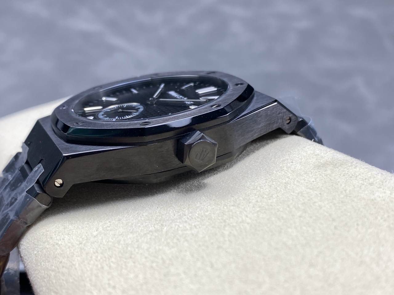 🚀AP爱彼 皇家橡树26591IP系列男士腕表，两针半 震撼上线：后盖升级透底，采用2953升级版机芯， 成就钢表巅峰—— 实力演绎 卫冕“钢”王！【5大精妙之处】 1.正品拆解开模，尺寸为42×11.3毫米与正品一致！ 2.完美还原正品表壳的每一处细节，尽显正品“棱角分明 坚毅果敢”的阳刚气质。 3.钢带的做工无可挑剔，比市面上任何钢带表做工均要更上一层楼，钢带头粒和表头衔接的“缓冲带”的松紧程度与正品一模一样，(可选配钢带款，胶带款) 4.爱彼2953升级版机芯，稳定，优秀，更真实。 5.表盘的“饼干纹理”立体饱满 搭配白金荧光时标和Royal Oak皇家橡树指针，体验精妙 感受不同！必属精品