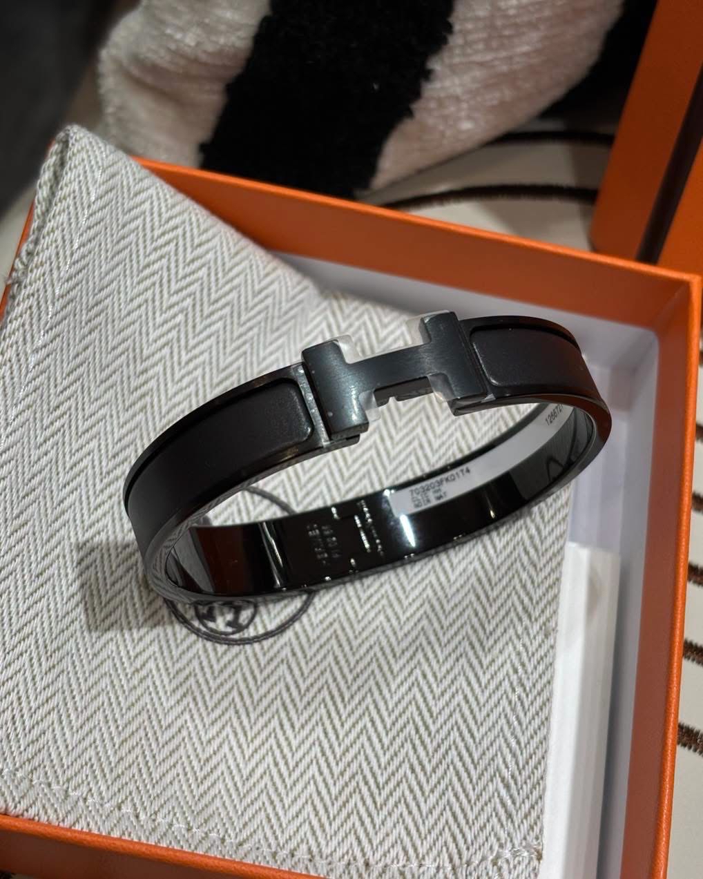 全新 Hermes Clic HH So Black bracelet 拉絲mat noir扣100%Authentic,100%new 全新貨品 ✅dust bag✅box 📣專門店售價Hkd 7200 📣