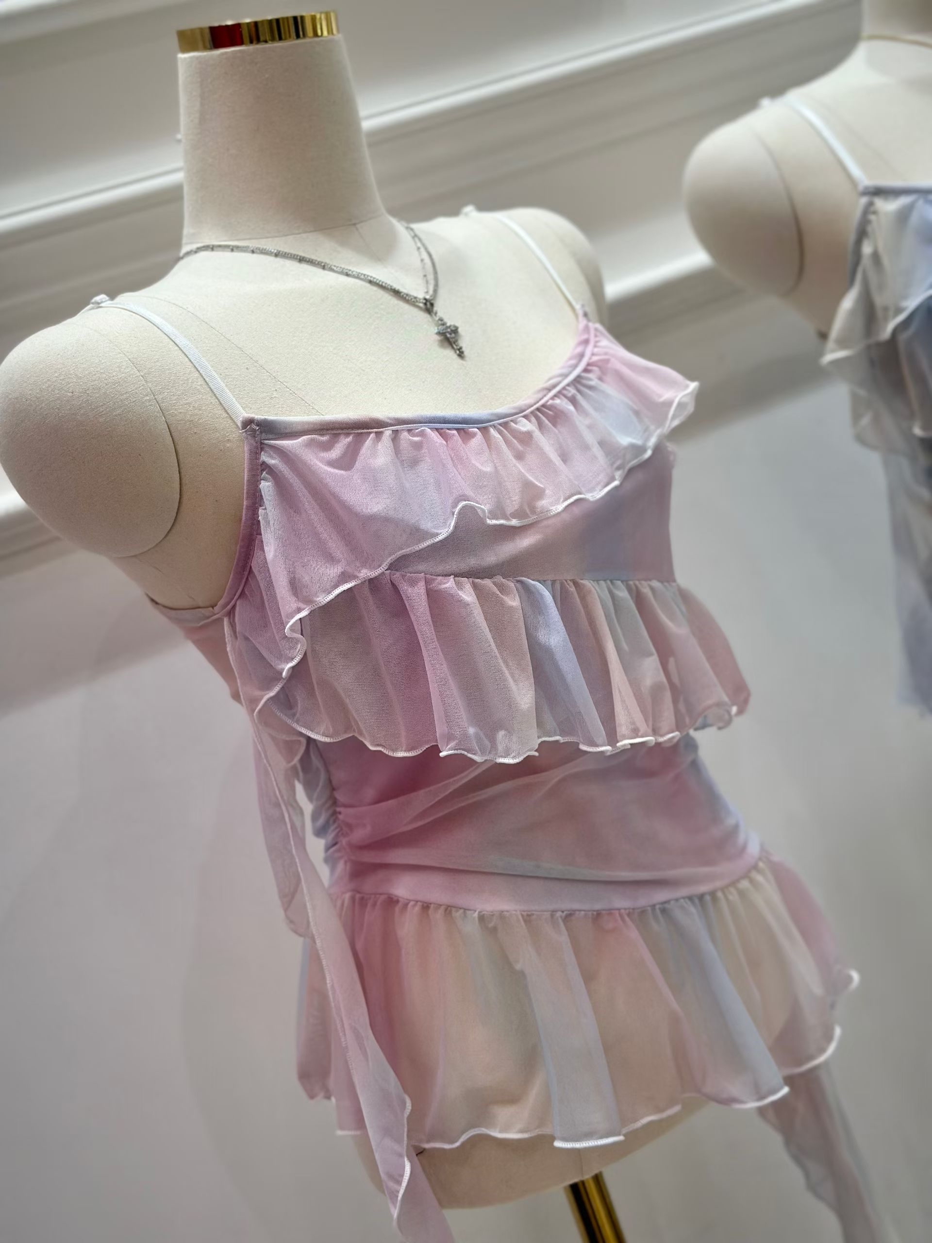 自帶仙氣！🪼🤍 Rainbow ruffles top