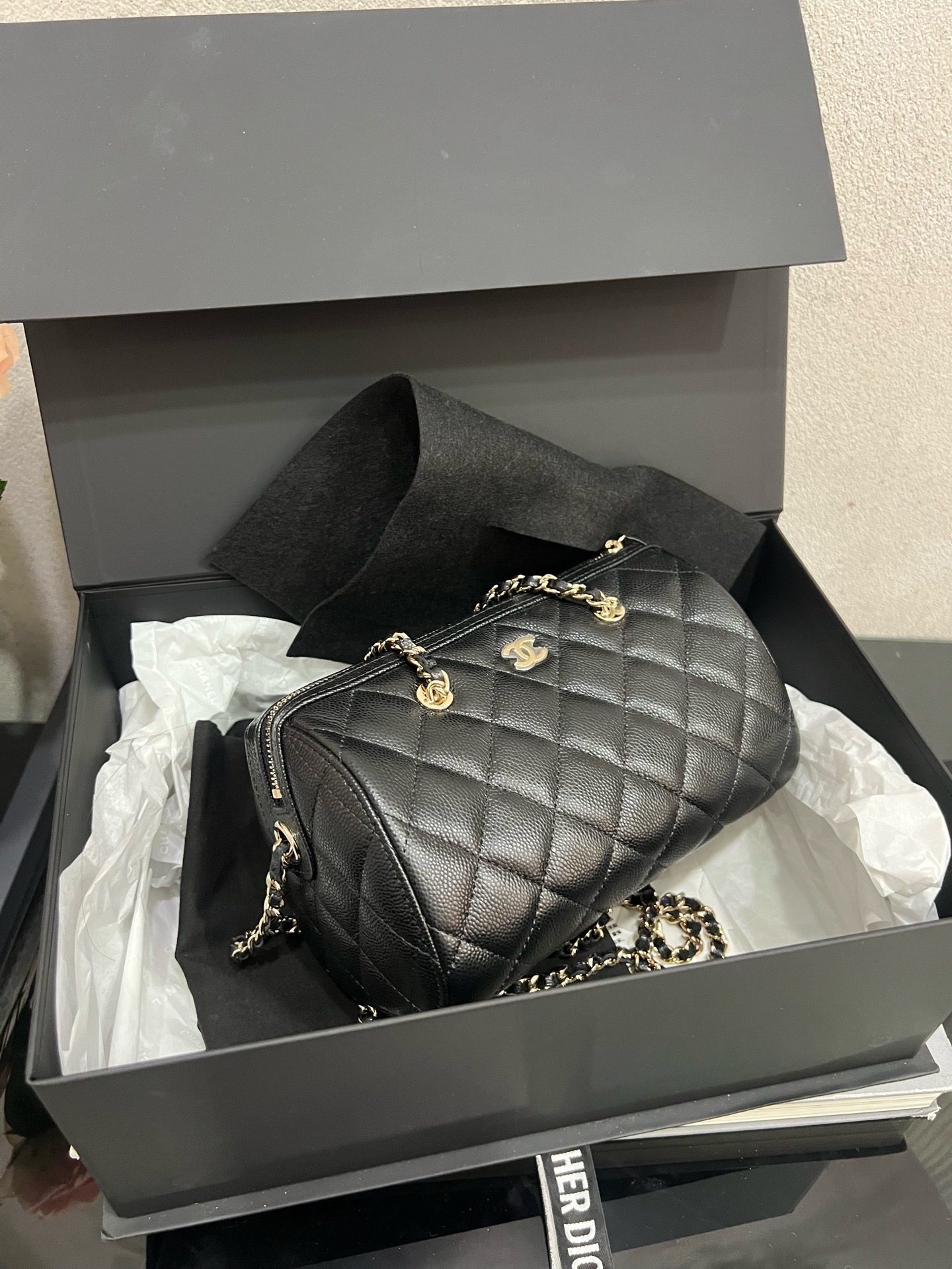 Unused item chanel 25S black 