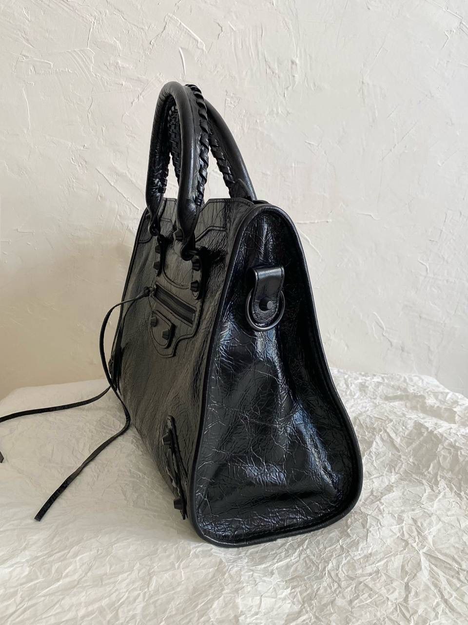 爆款🔥 ba1enciaga lie city机车包中号 黑枪🖤 哎呀，时尚真是个轮回啊 熹妃回宫！机车包24年强势回归！ 铆钉系列虽然古早，但经典 回归肯定有它的硬道理 用过city的姐妹应该都知道 它耐用 抗造 容量大 有拉链 可拎可背可挎，从日常到工作，从工作到旅行 就没有它装不下的物品 最好卖最有范儿的还得是中号 38.5×24×13.5cm797786m